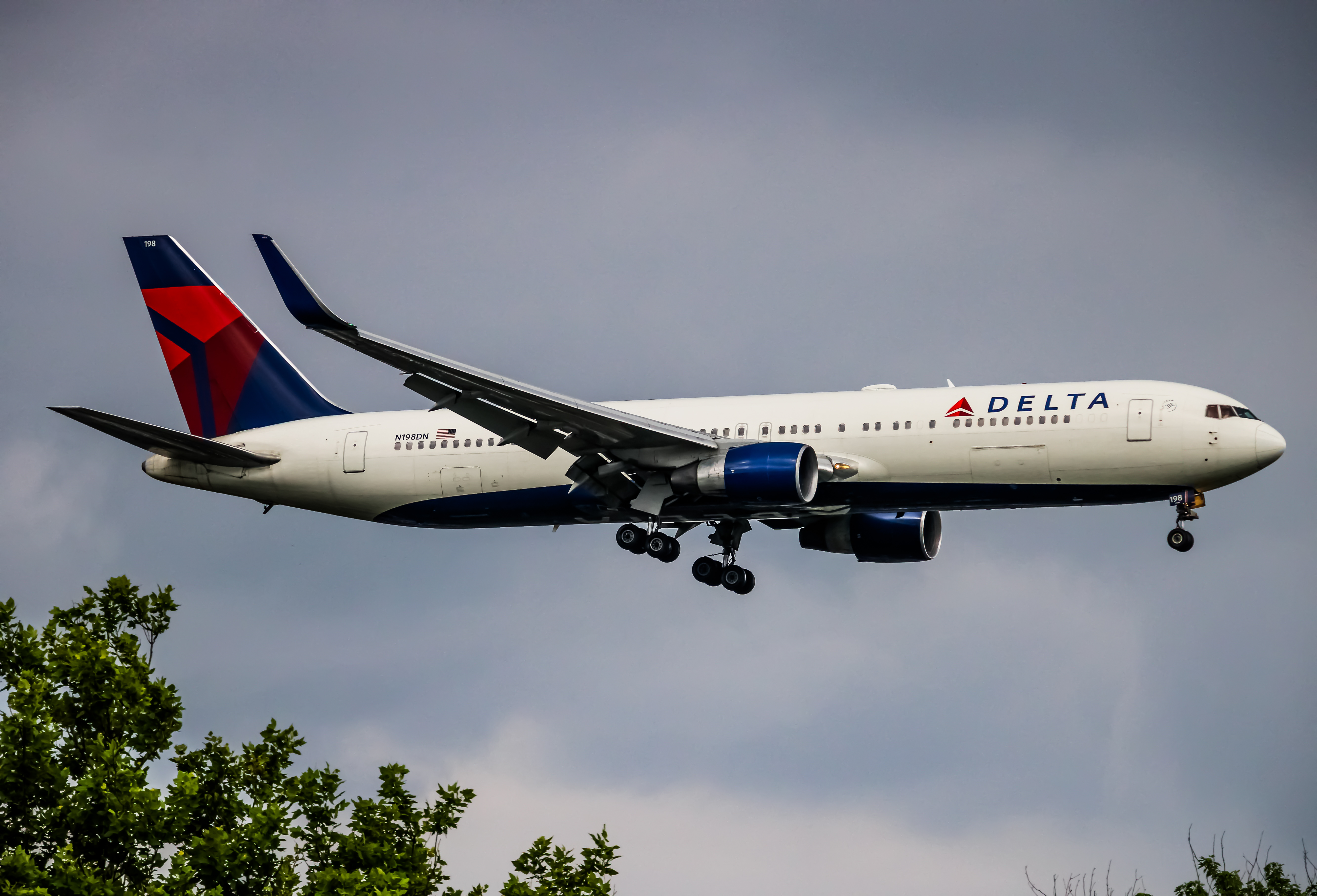 Full size: Delta Airlines Boeing 767-300ER N198DN at John F. Kennedy International Airport