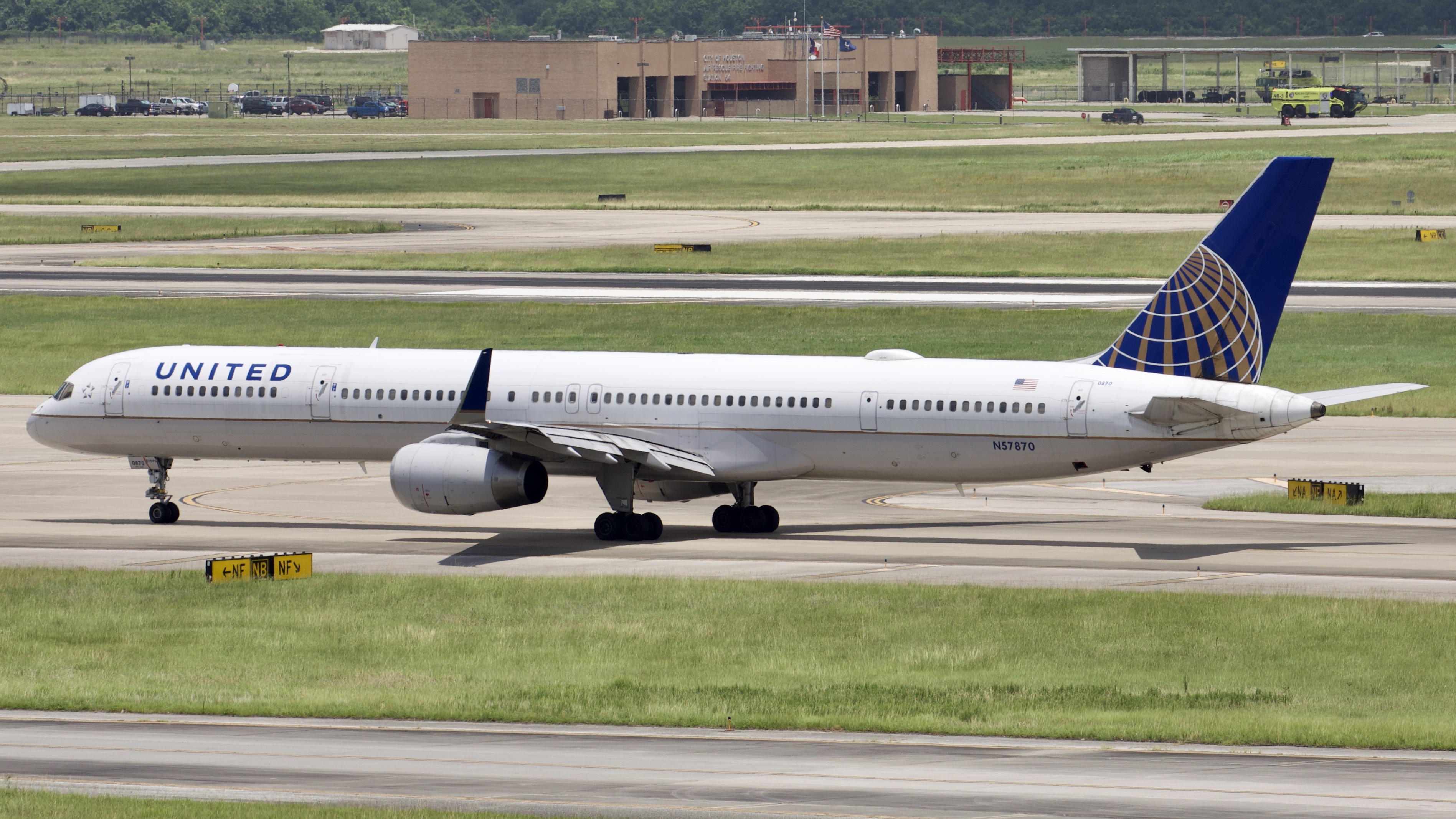 Full size: United Airlines Boeing 757-300 N57870 at Houston-George Bush Intercontinental Airport