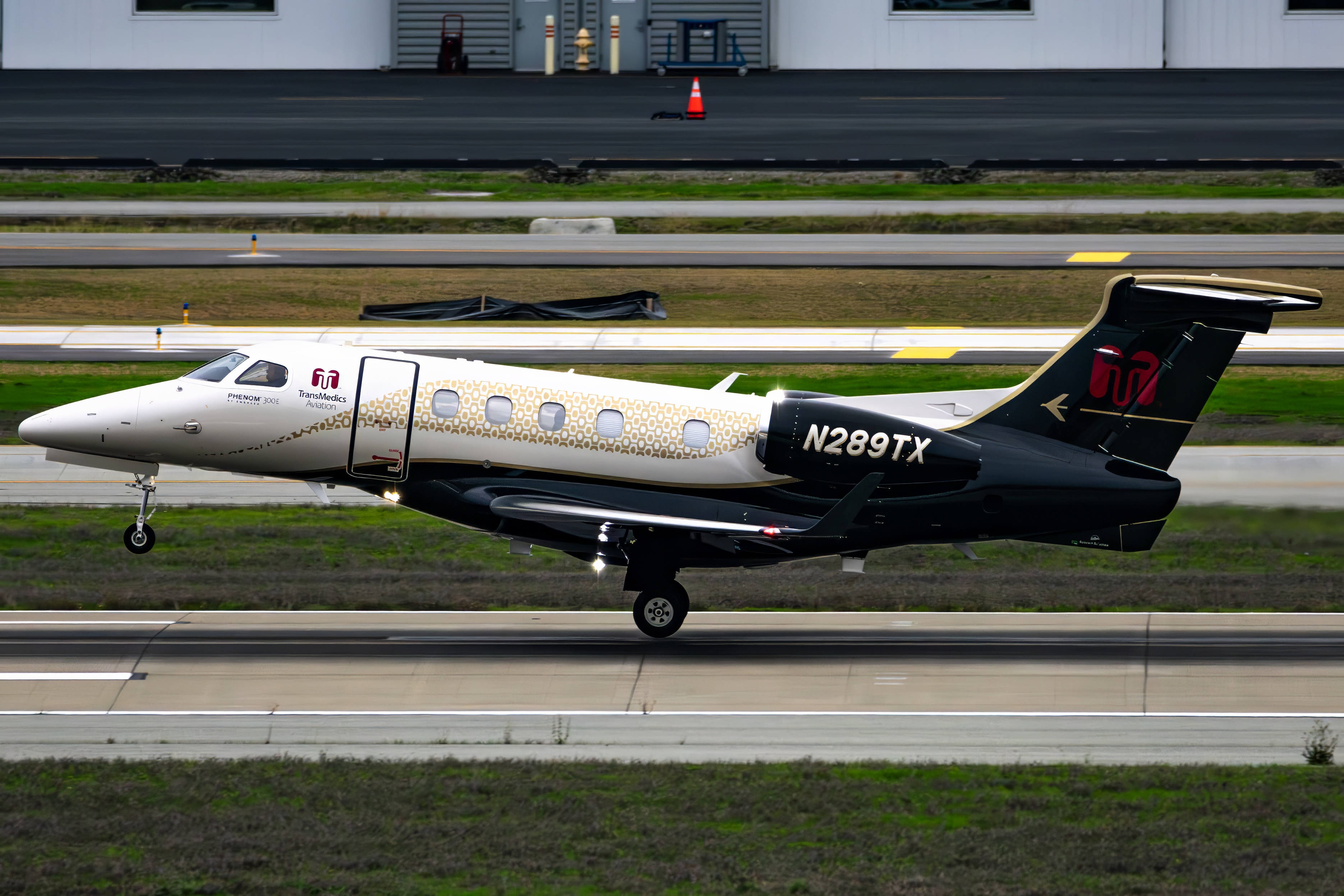 Full size: TransMedics Embraer Phenom 300 N289TX at Norman Y Mineta San Jose International Airport
