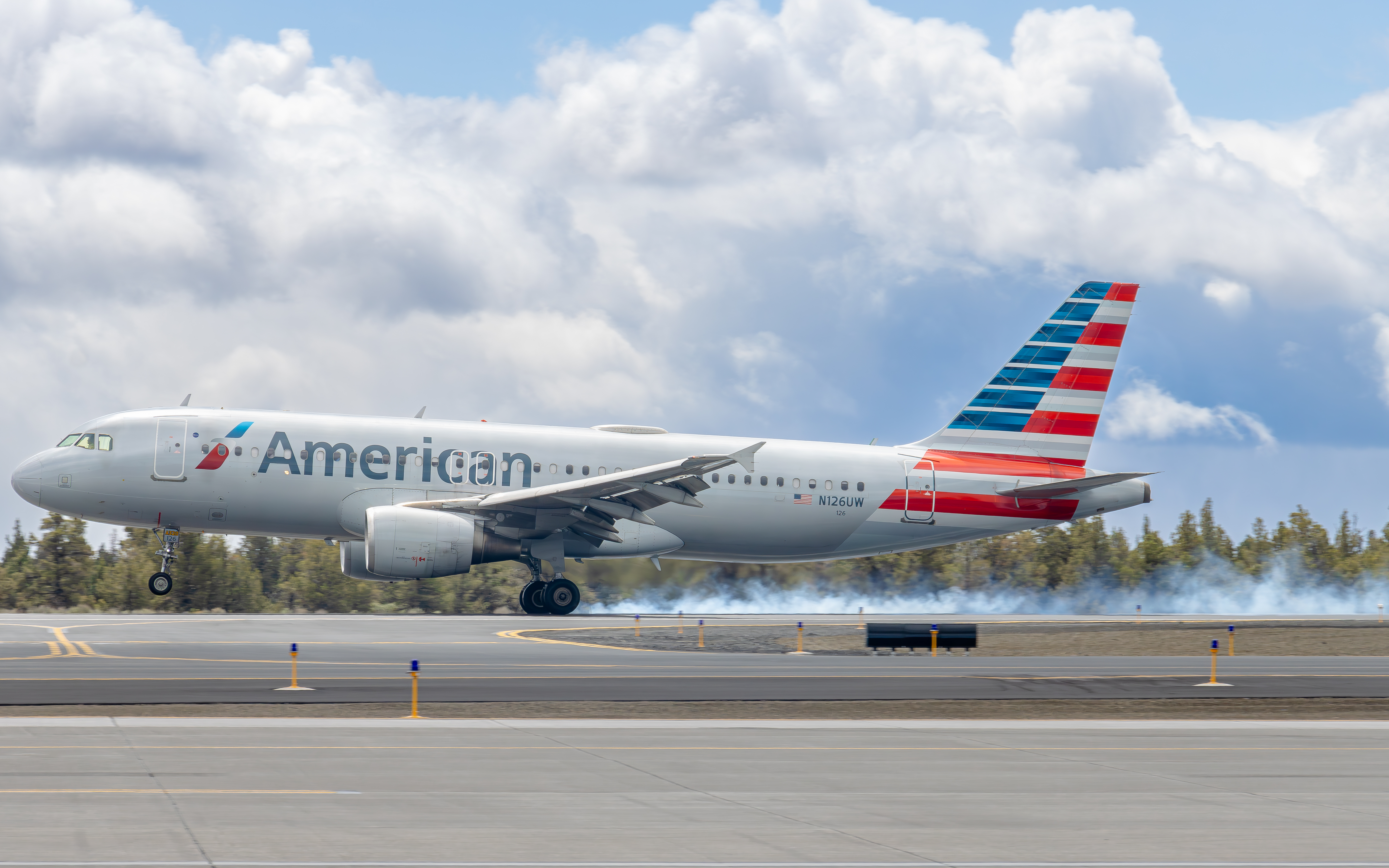 Full size: American Airlines Airbus A320 N126UW at Roberts Field Airport