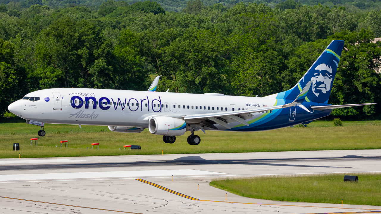 Full size: Alaska Airlines Boeing 737-900ER N486AS at John Glenn Columbus International Airport