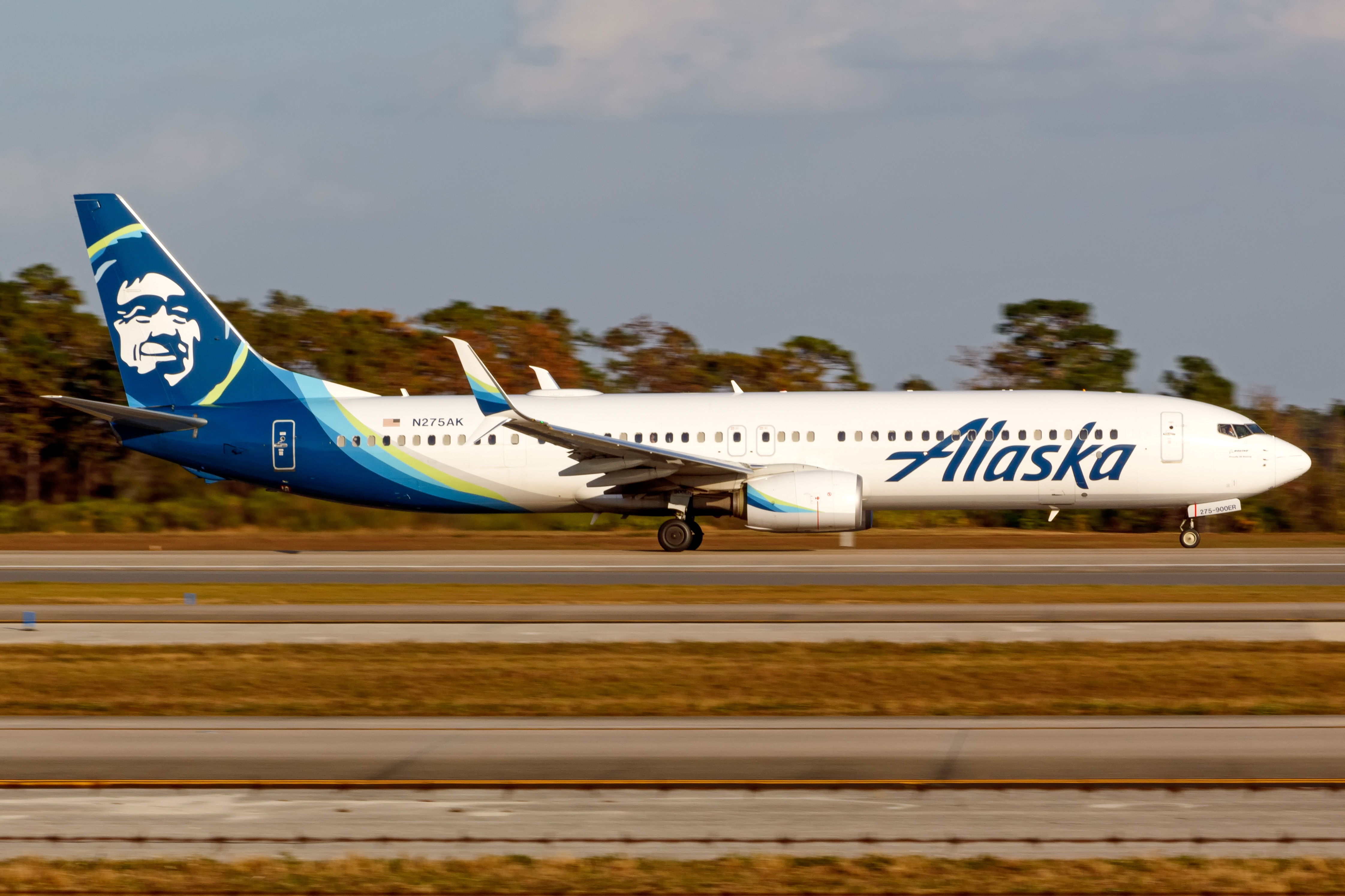 Full size: Alaska Airlines Boeing 737-900ER N275AK at Orlando International Airport