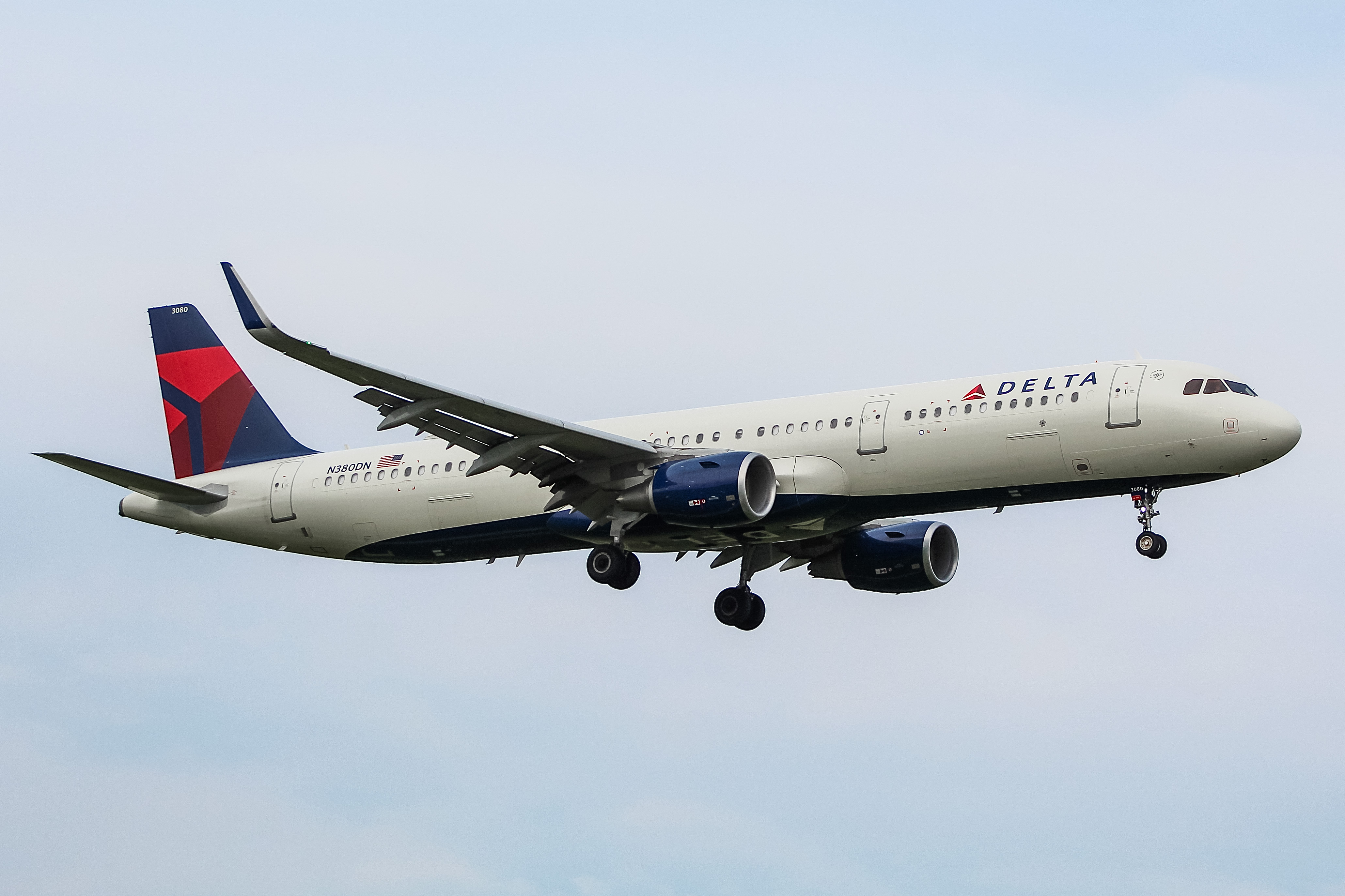Full size: Delta Airlines Airbus A321-200 N380DN at General Mitchell International Airport