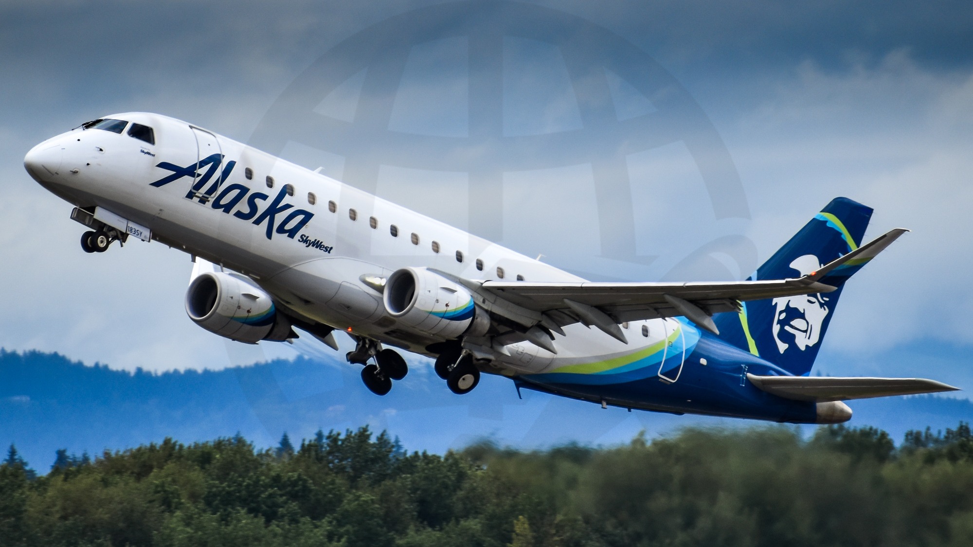 Full size: Alaska Airlines Embraer E175 N183SY at Portland International Airport