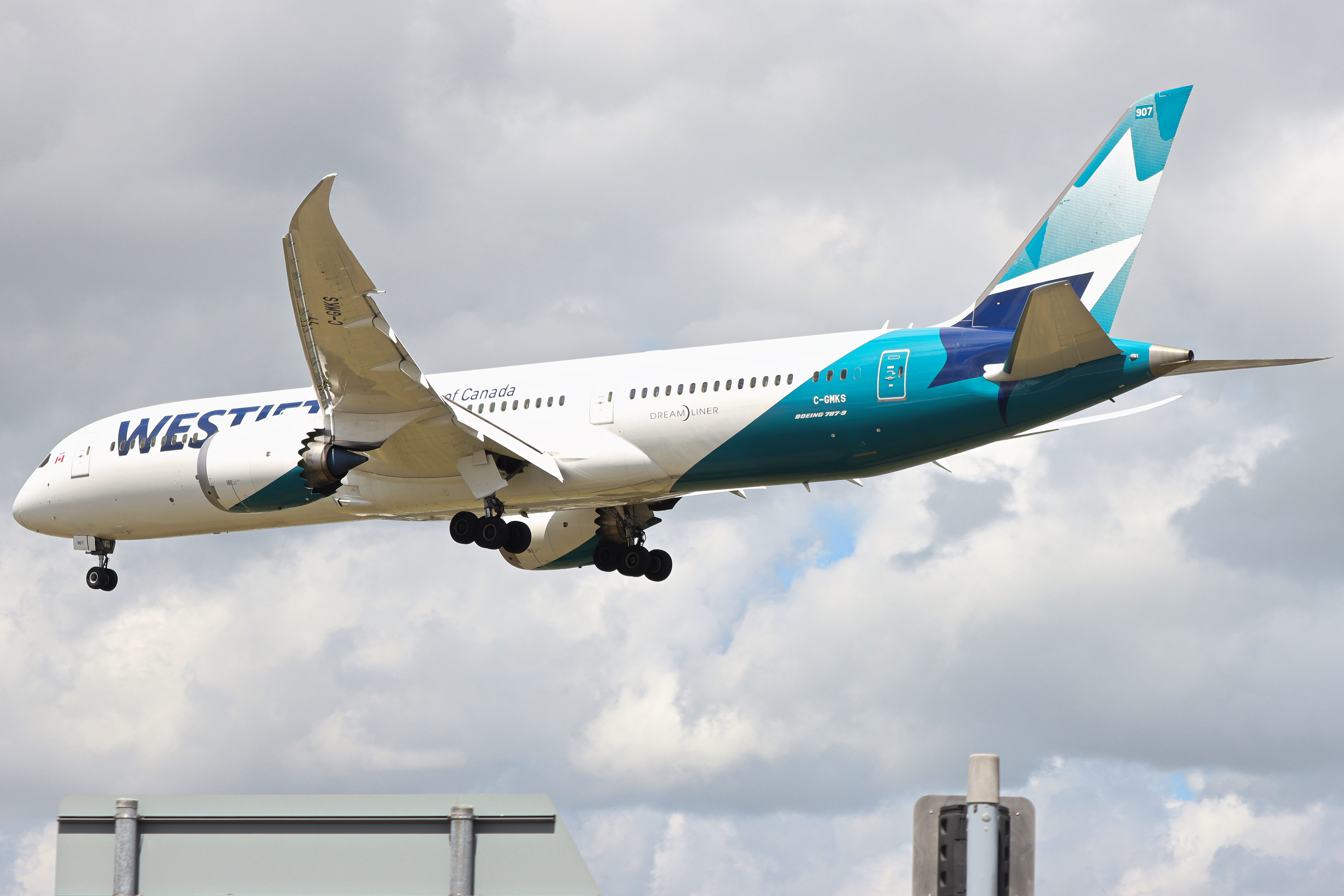 Full size: WestJet Boeing 787-9 C-GMKS at London Heathrow International Airport