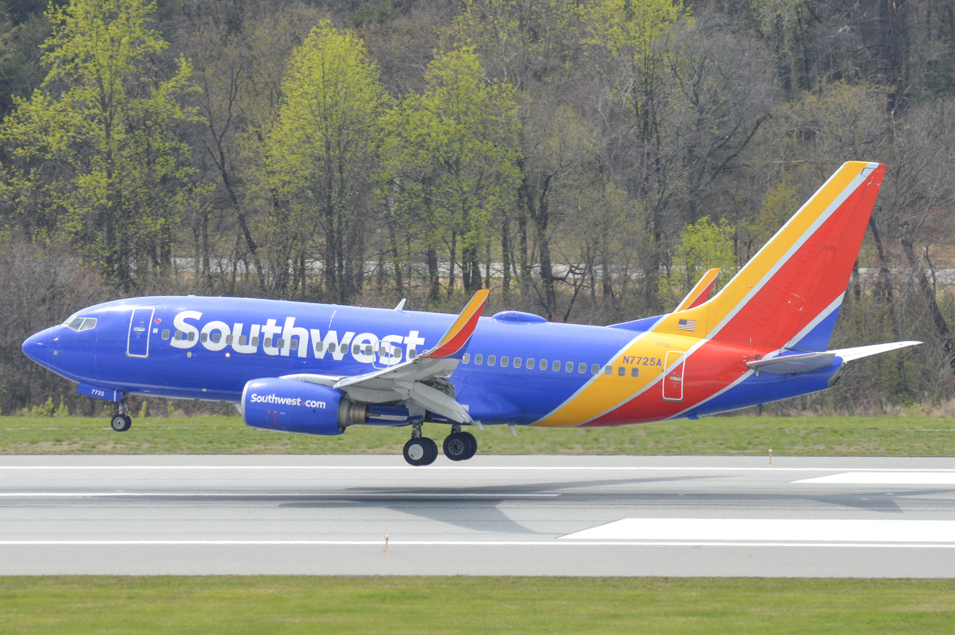 Full size: Southwest Airlines Boeing 737-700 N7725A at Baltimore/Washington International Thurgood Marshall Airport