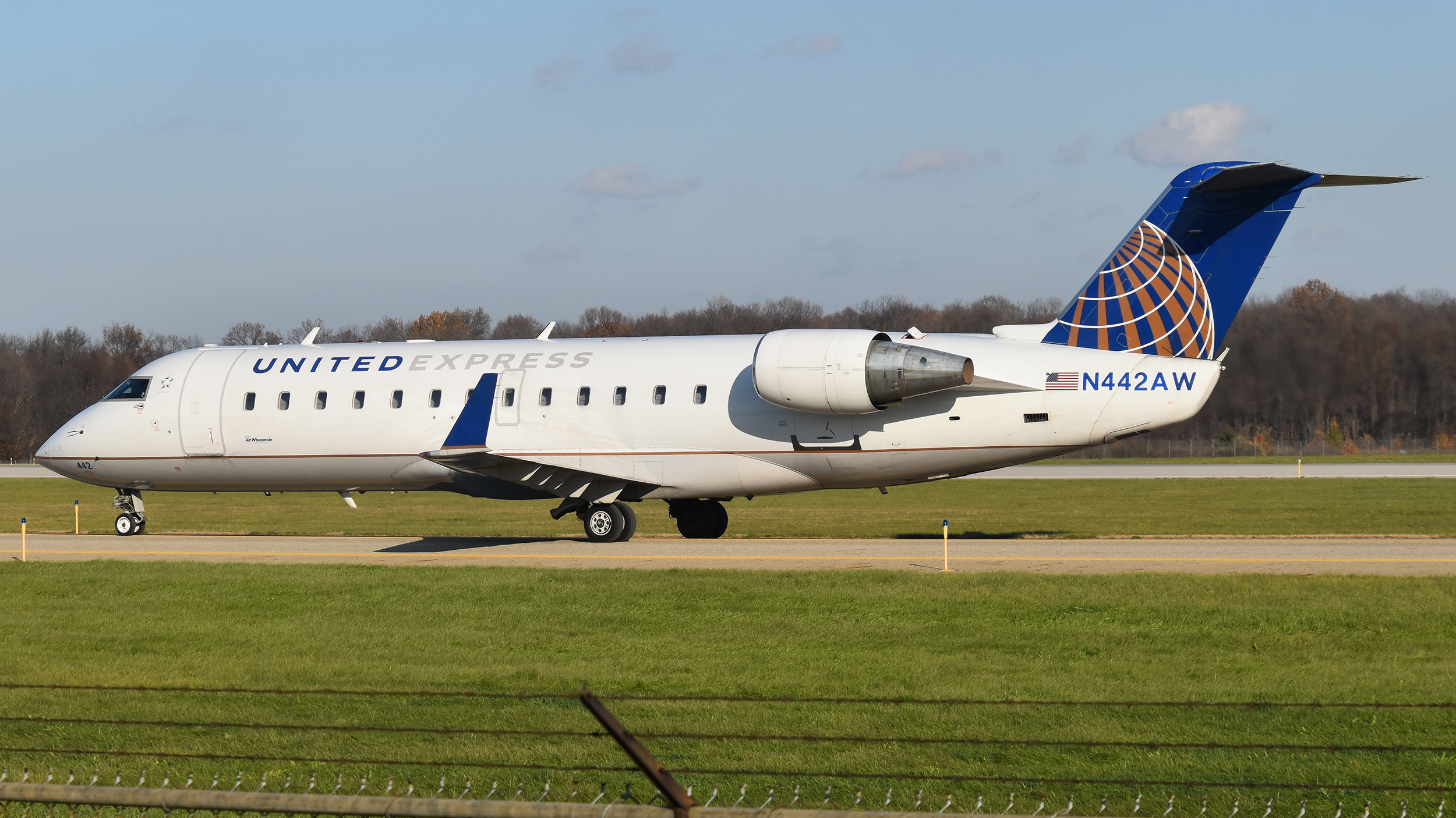 Full size: United Express Mitsubishi CRJ-200 N442AW at Kalamazoo Battle Creek International Airport