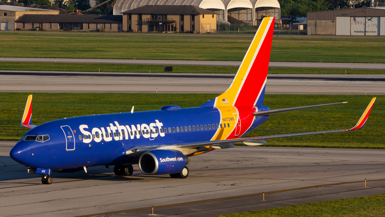 Full size: Southwest Airlines Boeing 737-700 N472WN at John Glenn Columbus International Airport