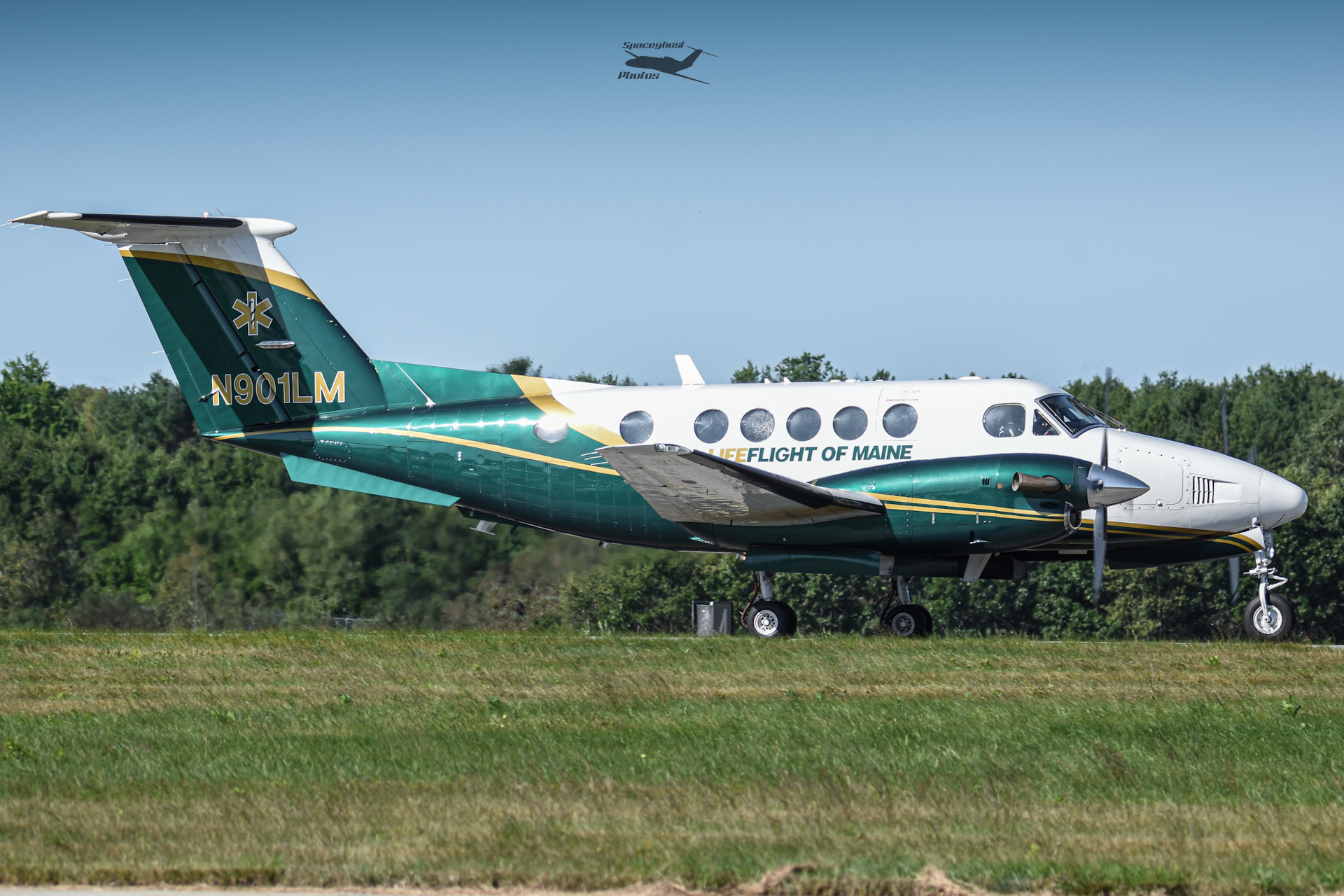 Full size: LifeFlight of Maine Beechcraft King Air 200 N901LM at Batom Airport