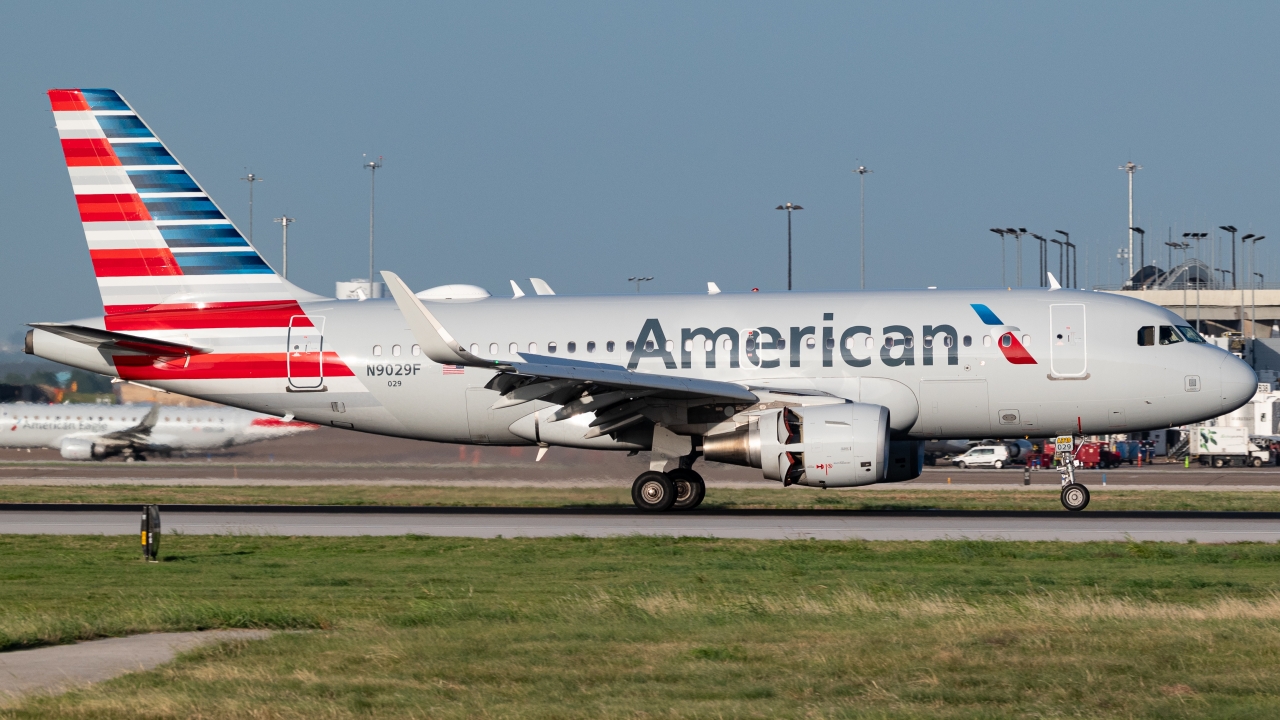 Full size: American Airlines Airbus A319 N9029F at Dallas-Fort Worth International Airport