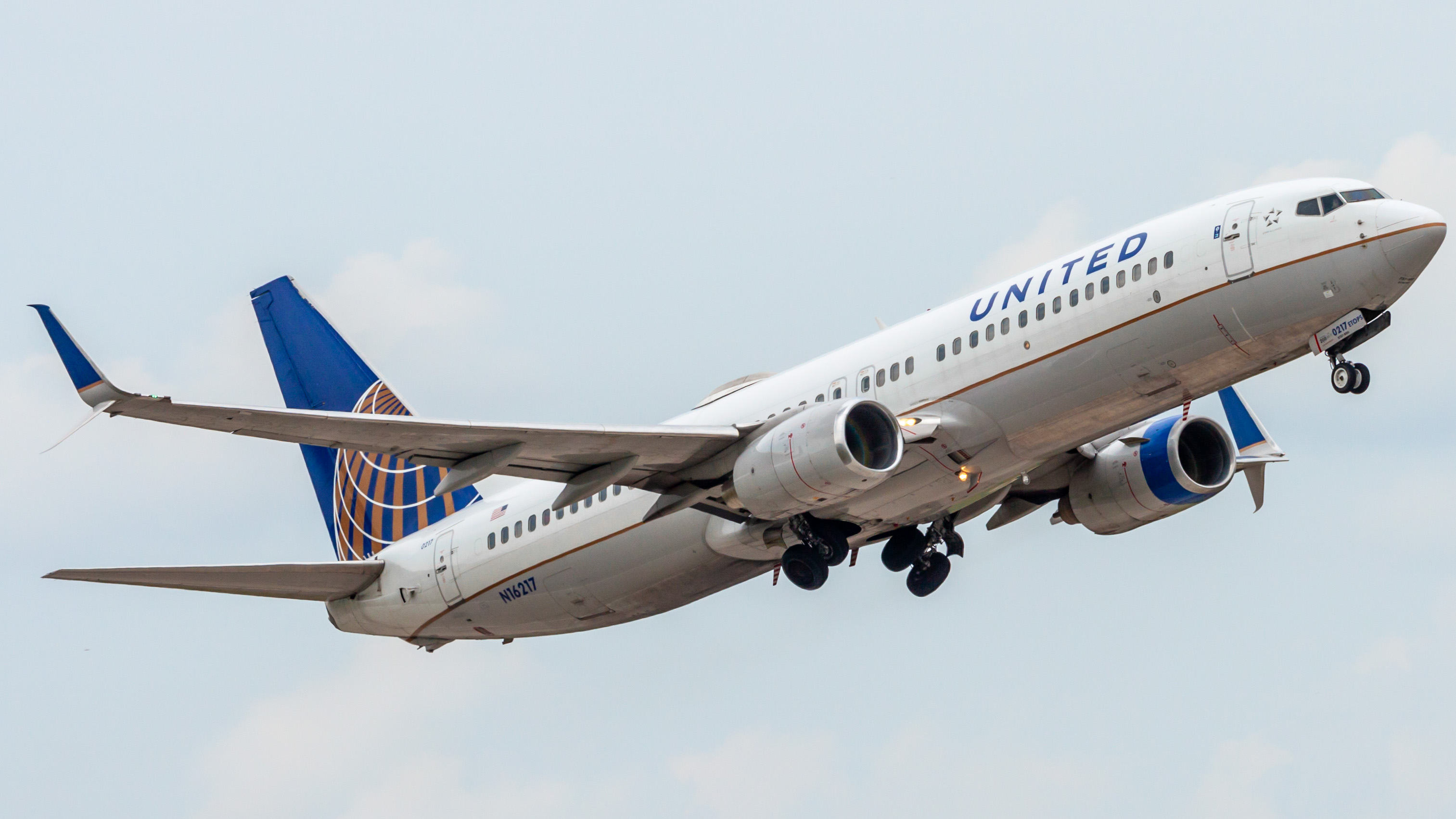 Full size: United Airlines Boeing 737-800 N16217 at Houston-George Bush Intercontinental Airport