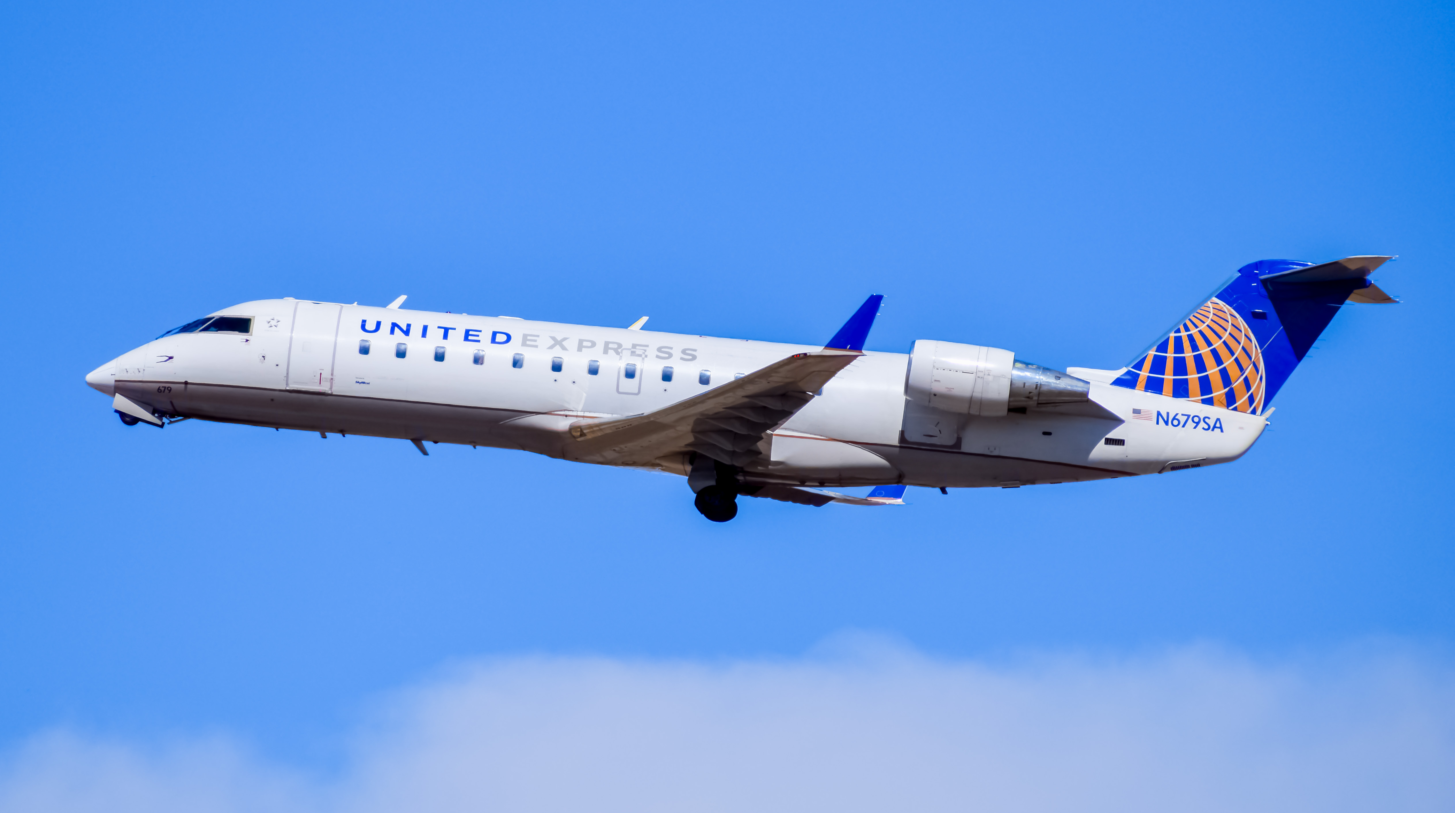 Full size: United Airlines Mitsubishi CRJ-200 N679SA at Denver International Airport