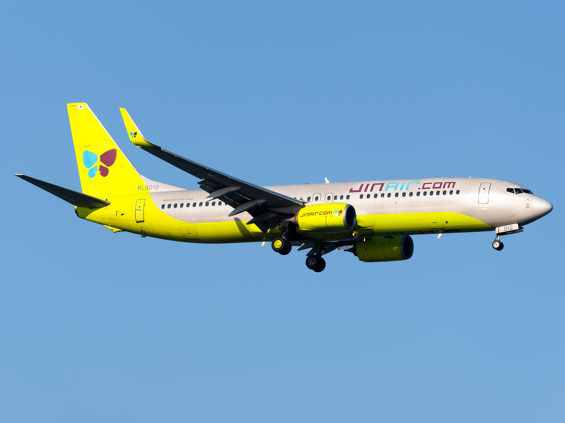 Full size: Jin Air Boeing 737-800 HL8012 at Gimhae International Airport