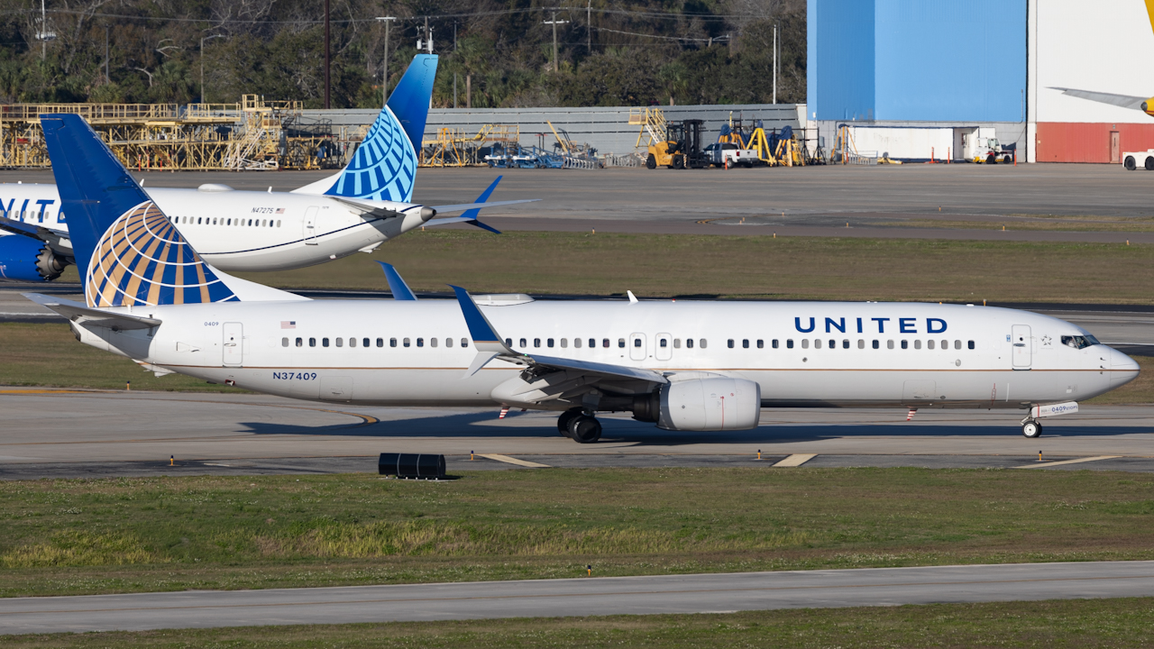 Full size: United Airlines Boeing 737-900ER N37409 at Tampa International Airport