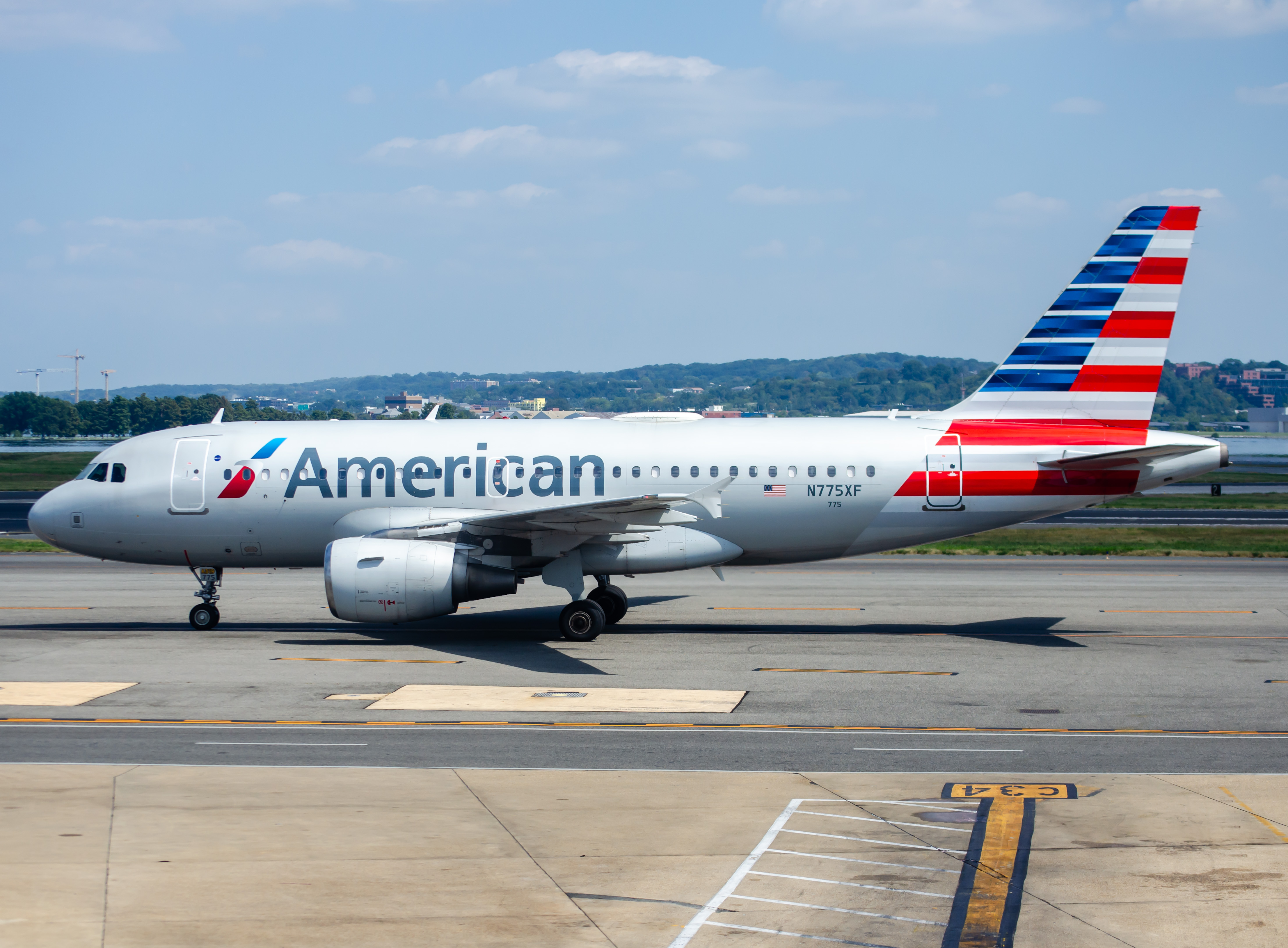 Full size: American Airlines Airbus A319 N775XF at Ronald Reagan National Airport
