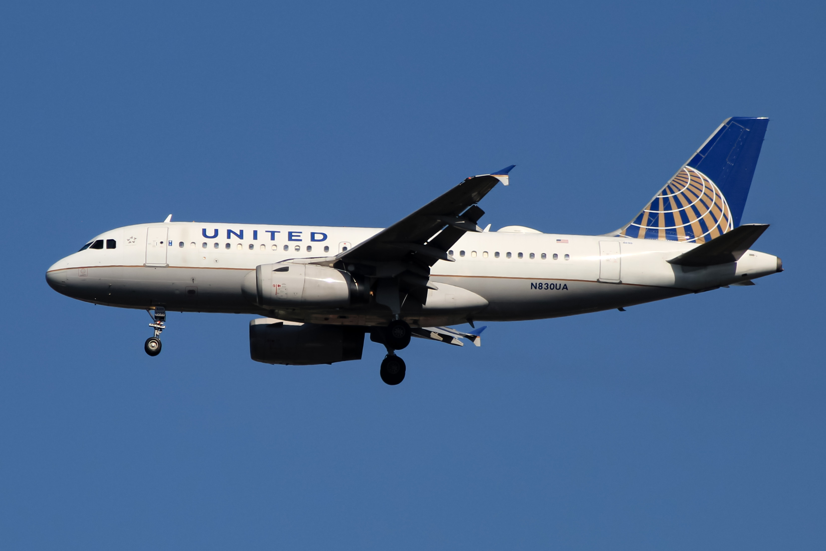 Full size: United Airlines Airbus A319 N830UA at Washington Dulles International Airport