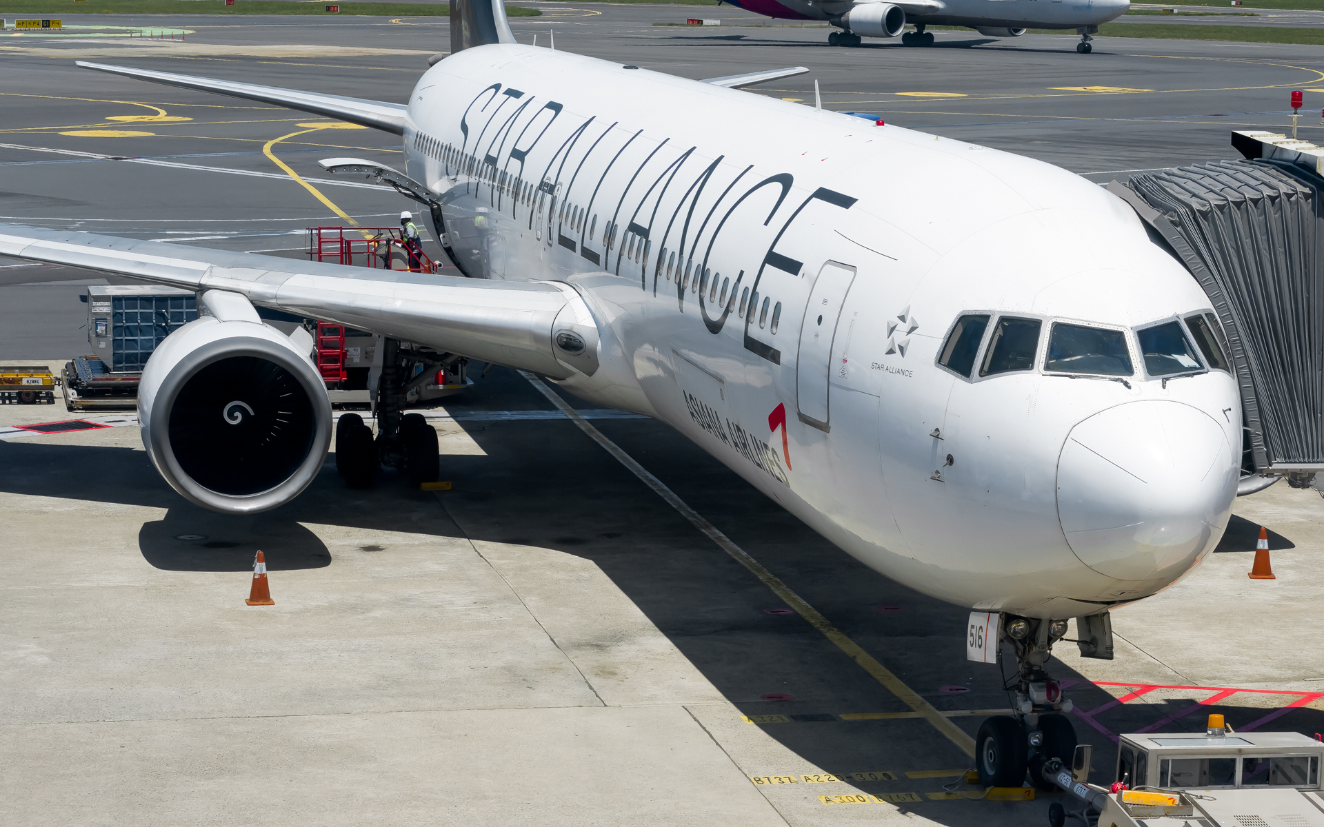 Full size: Asiana Airlines Boeing 767-300 HL7516 at Jeju International Airport