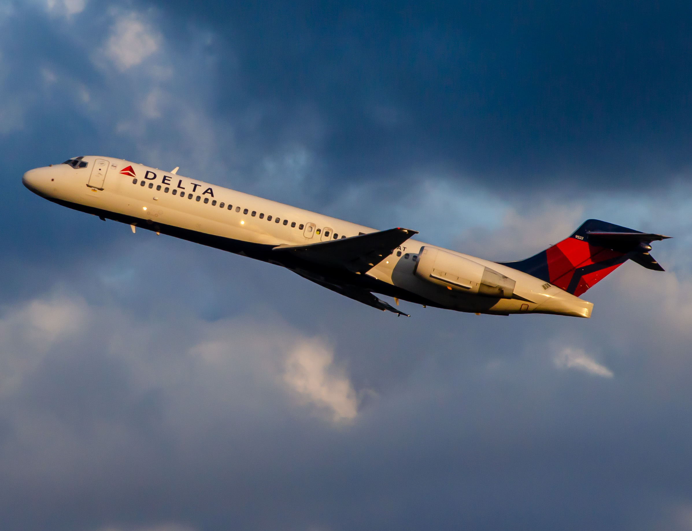 Full size: Delta Airlines Boeing 717-200 N955AT at Newark Liberty International Airport