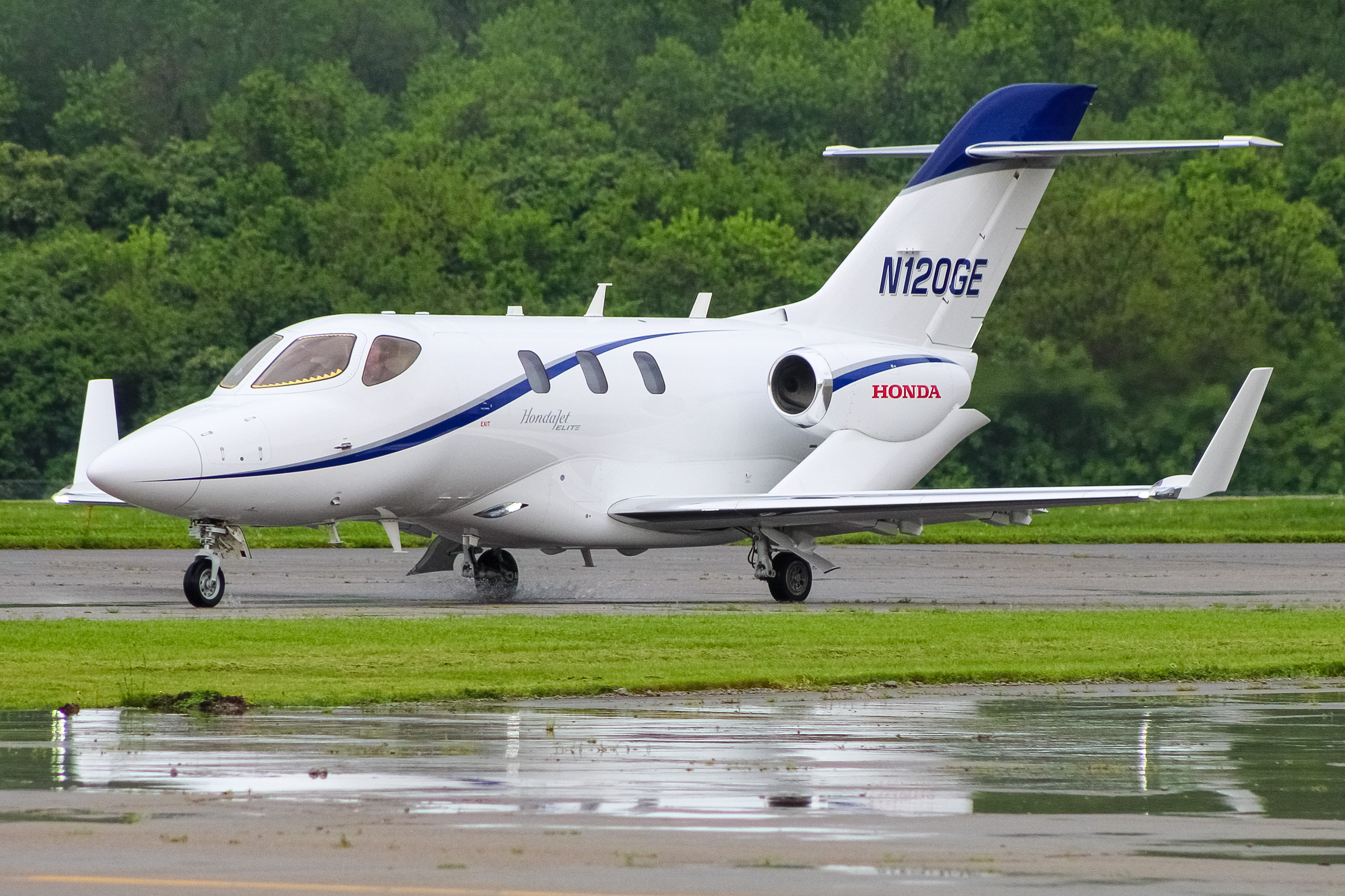 Full size: PRIVATE Honda HA-420 HondaJet N120GE at Cincinnati Municipal Airport/Lunken Field