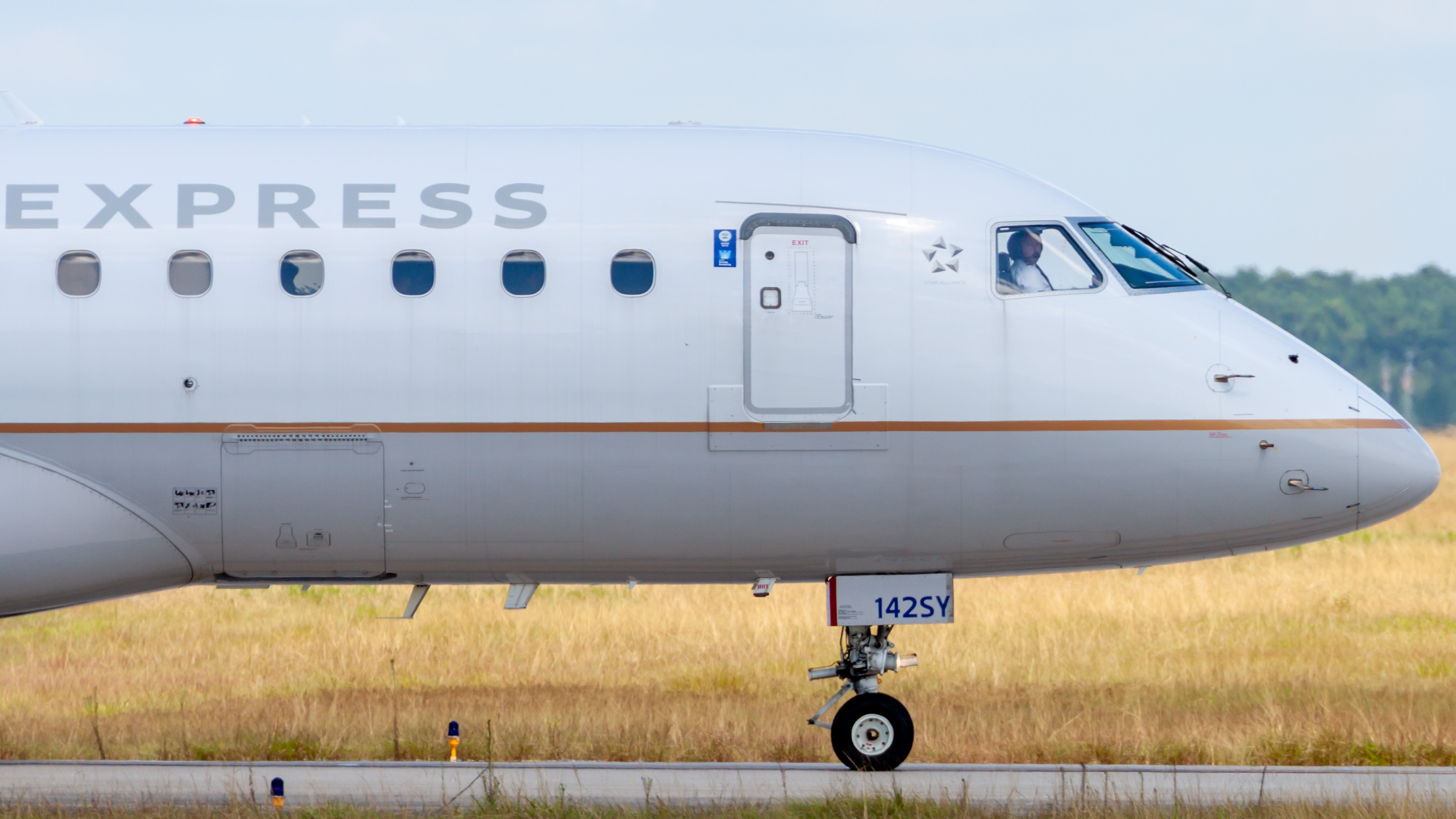 Full size: United Express Embraer E175 N142SY at Houston-George Bush Intercontinental Airport