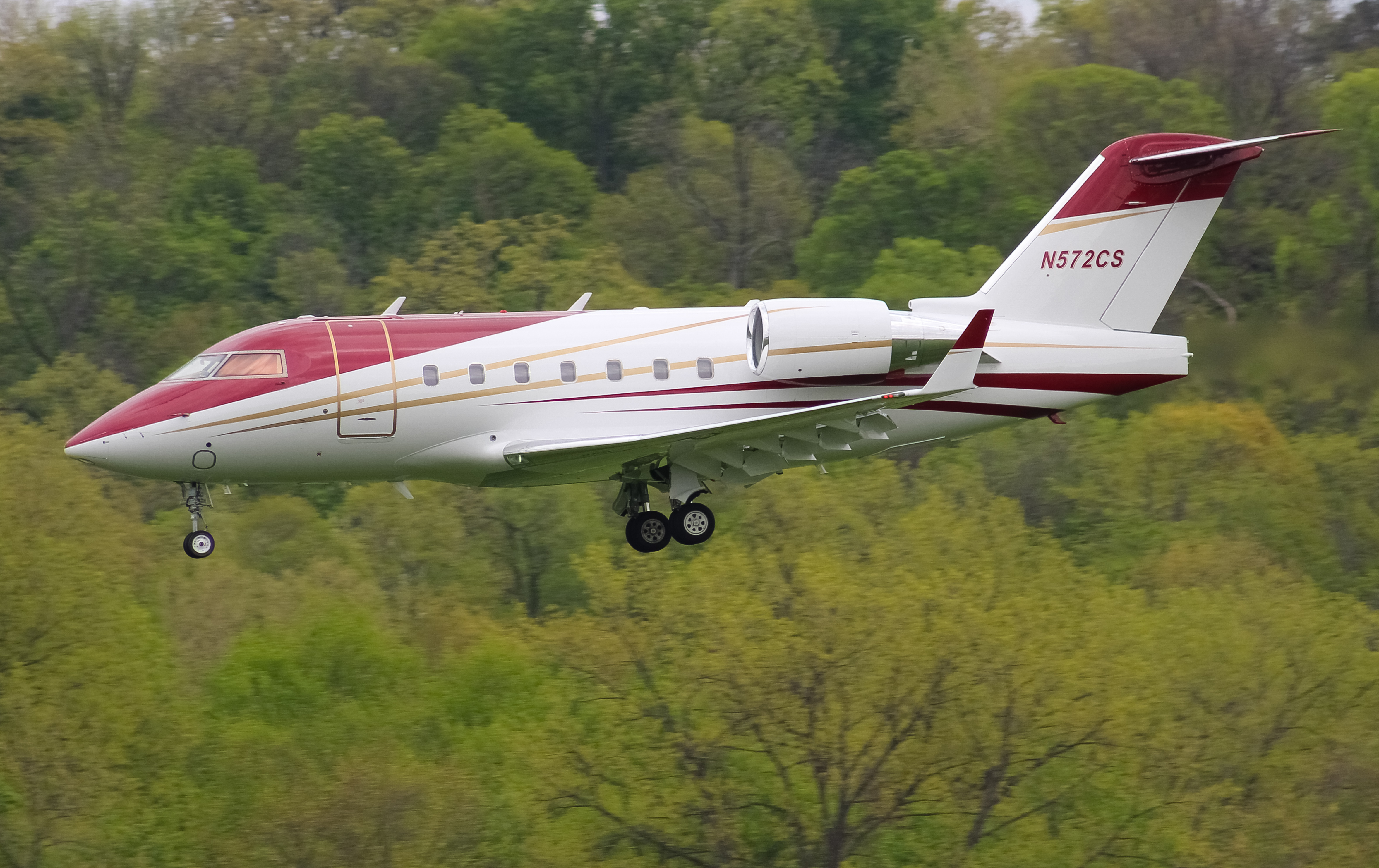 Full size: PRIVATE  Bombardier Challenger 604 N572CS at Cincinnati Municipal Airport/Lunken Field