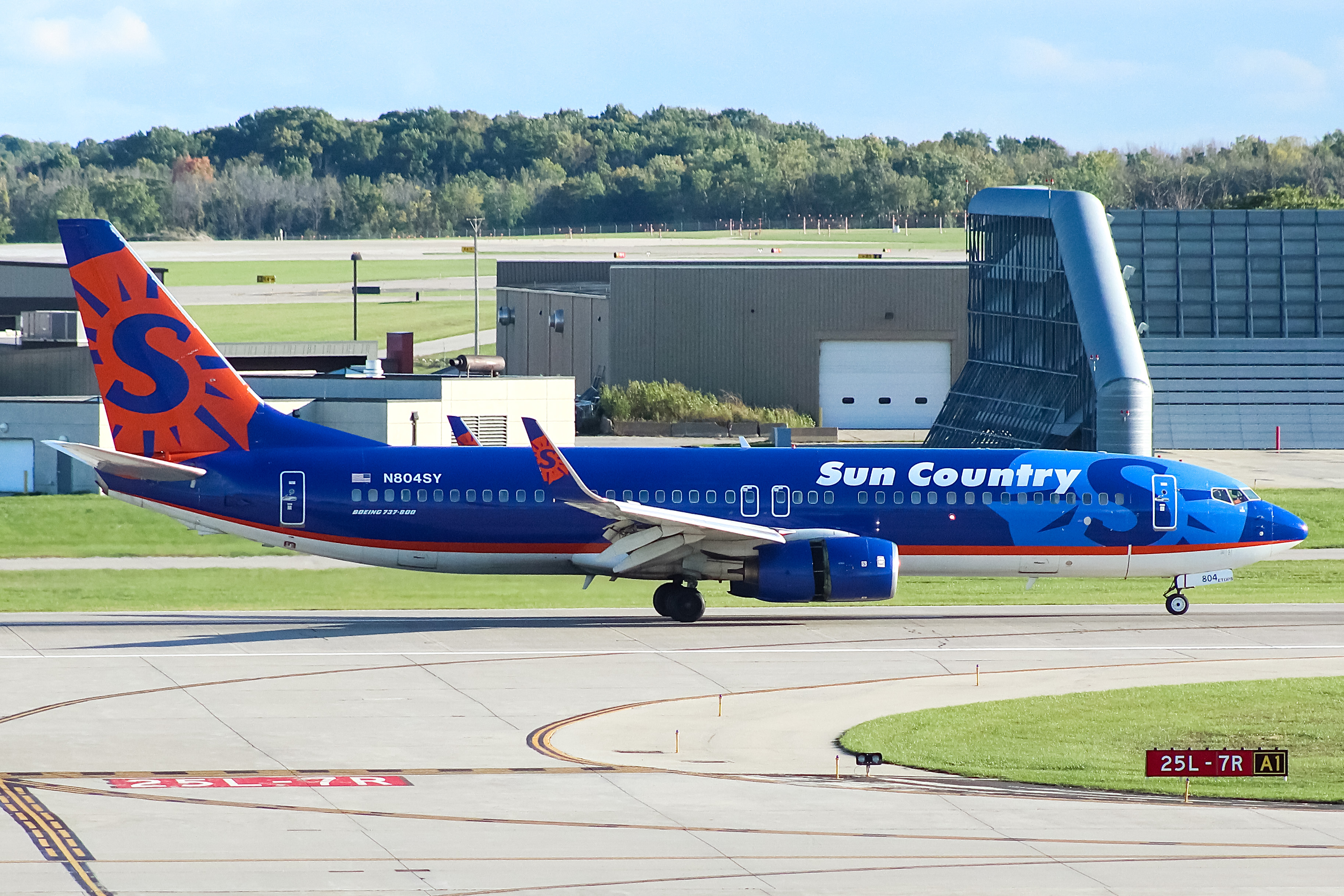 Full size: Sun Country Airlines Boeing 737-800 N804SY at General Mitchell International Airport