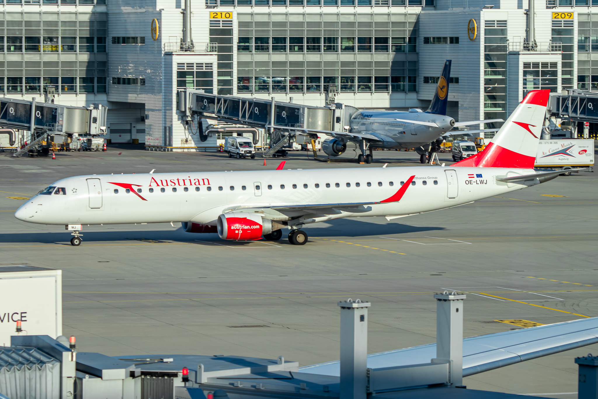 Full size: Austrian Airlines Embraer E195 OE-LWJ at Munich International Airport