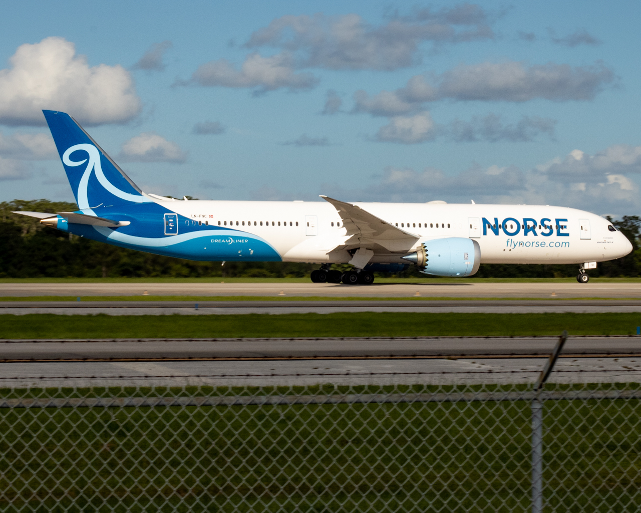 Full size: Norse Airways Boeing 787-9 LN-FNC at Orlando International Airport