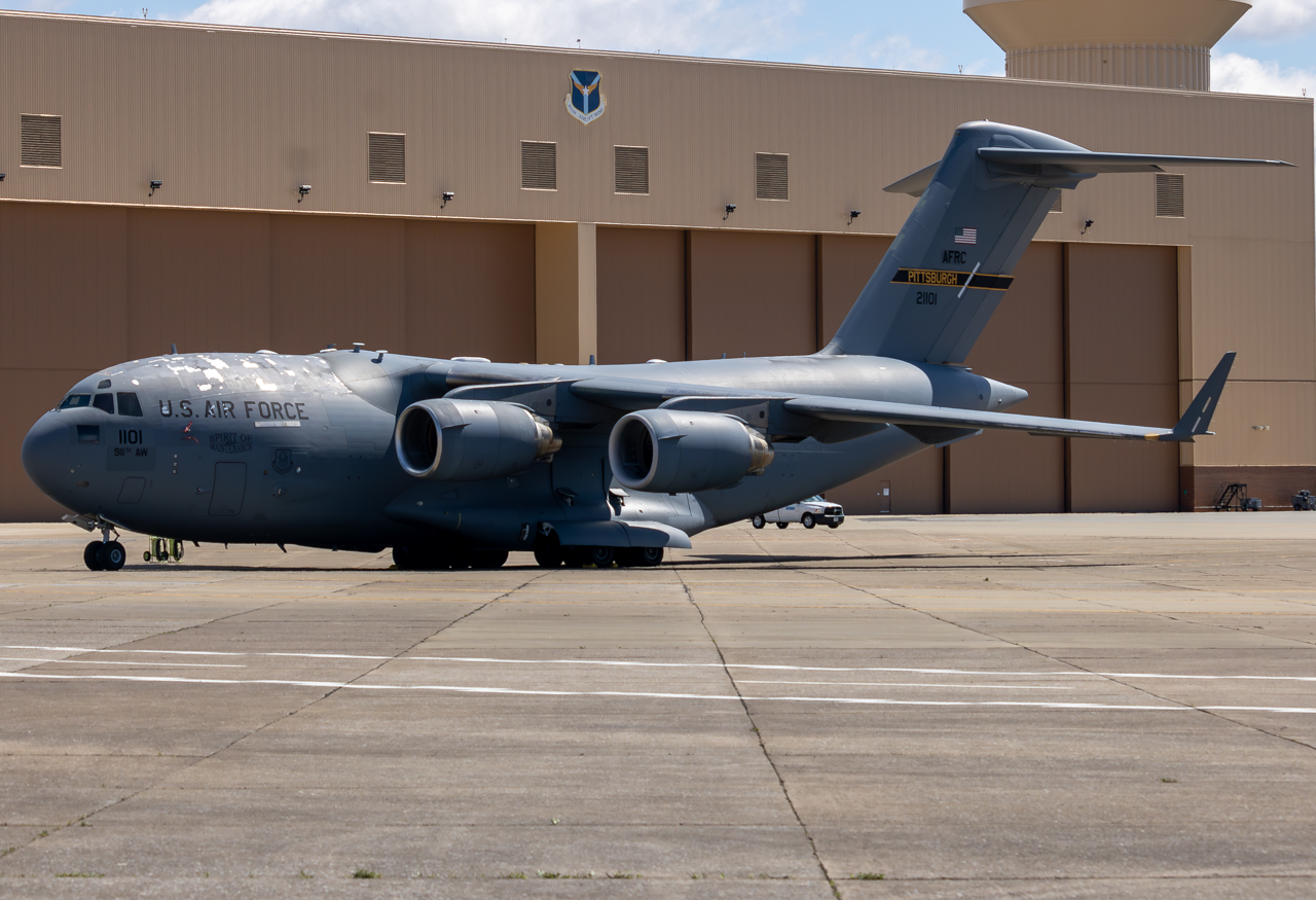 Full size: USAF - United States Air Force Boeing C-17 Globemaster III 02-1101 at Pittsburgh International Airport