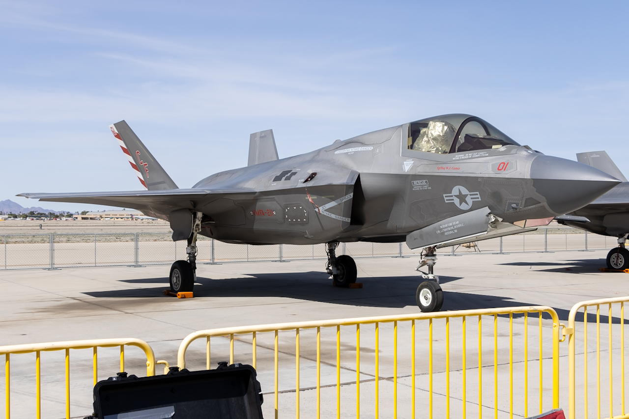 Full size: USMC - United States Marine Corp Lockheed Martin F-35 Lightning 169621 at Yuma International Airport