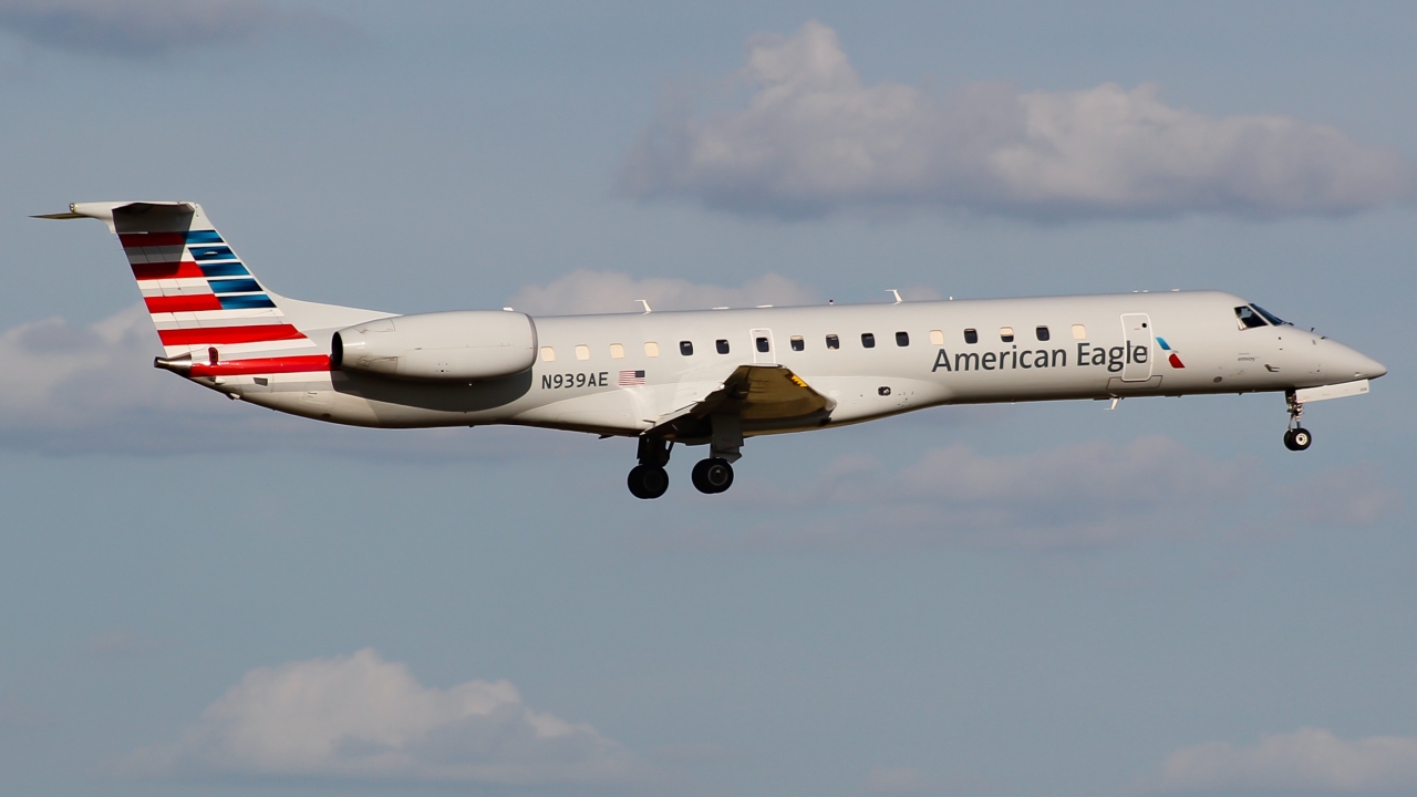 Full size: American Eagle Embraer ERJ145 N939AE at Dallas-Fort Worth International Airport