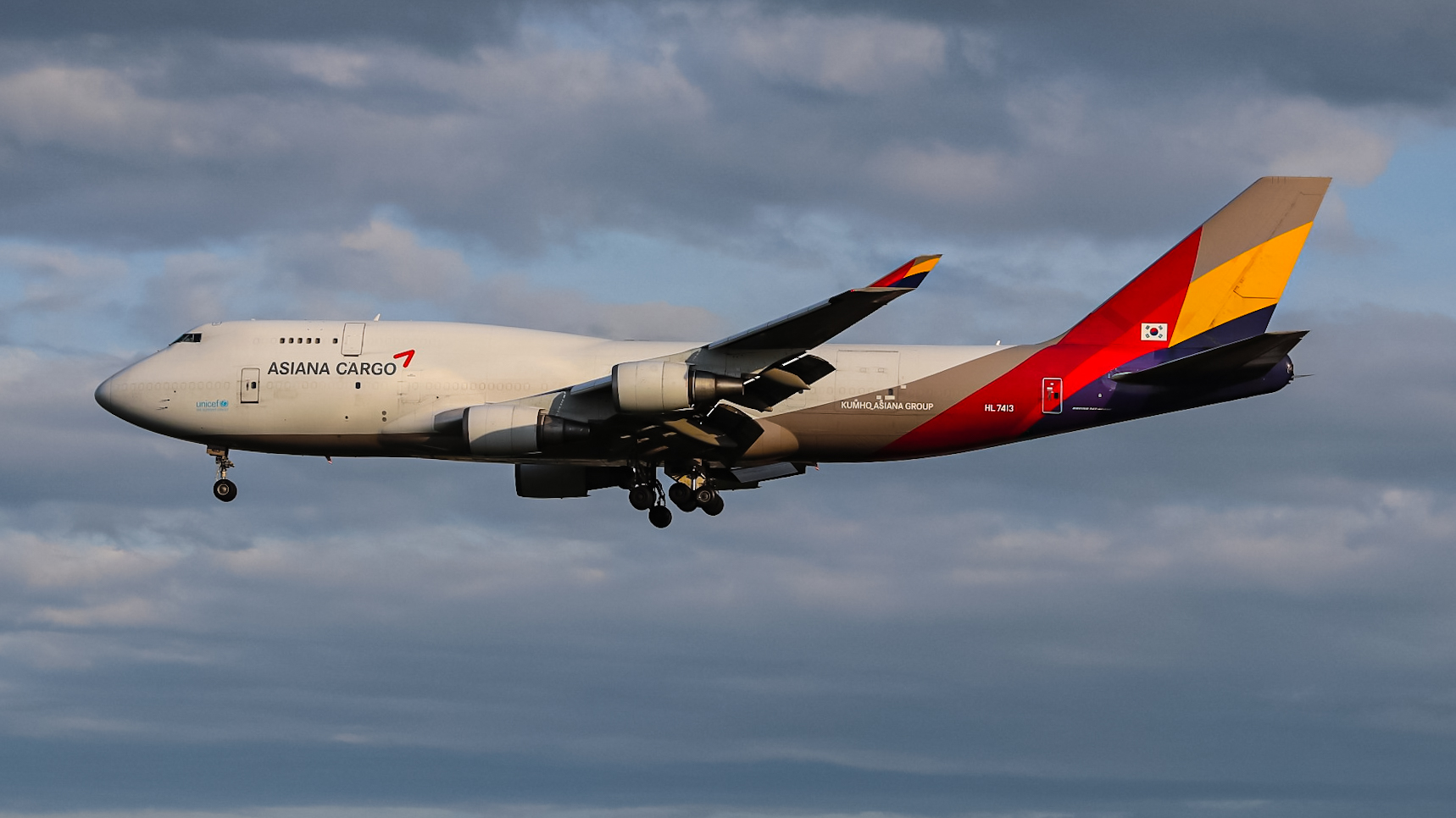 Full size: Asiana Airlines Cargo Boeing 747-400F HL7413 at Singapore-Changi Airport