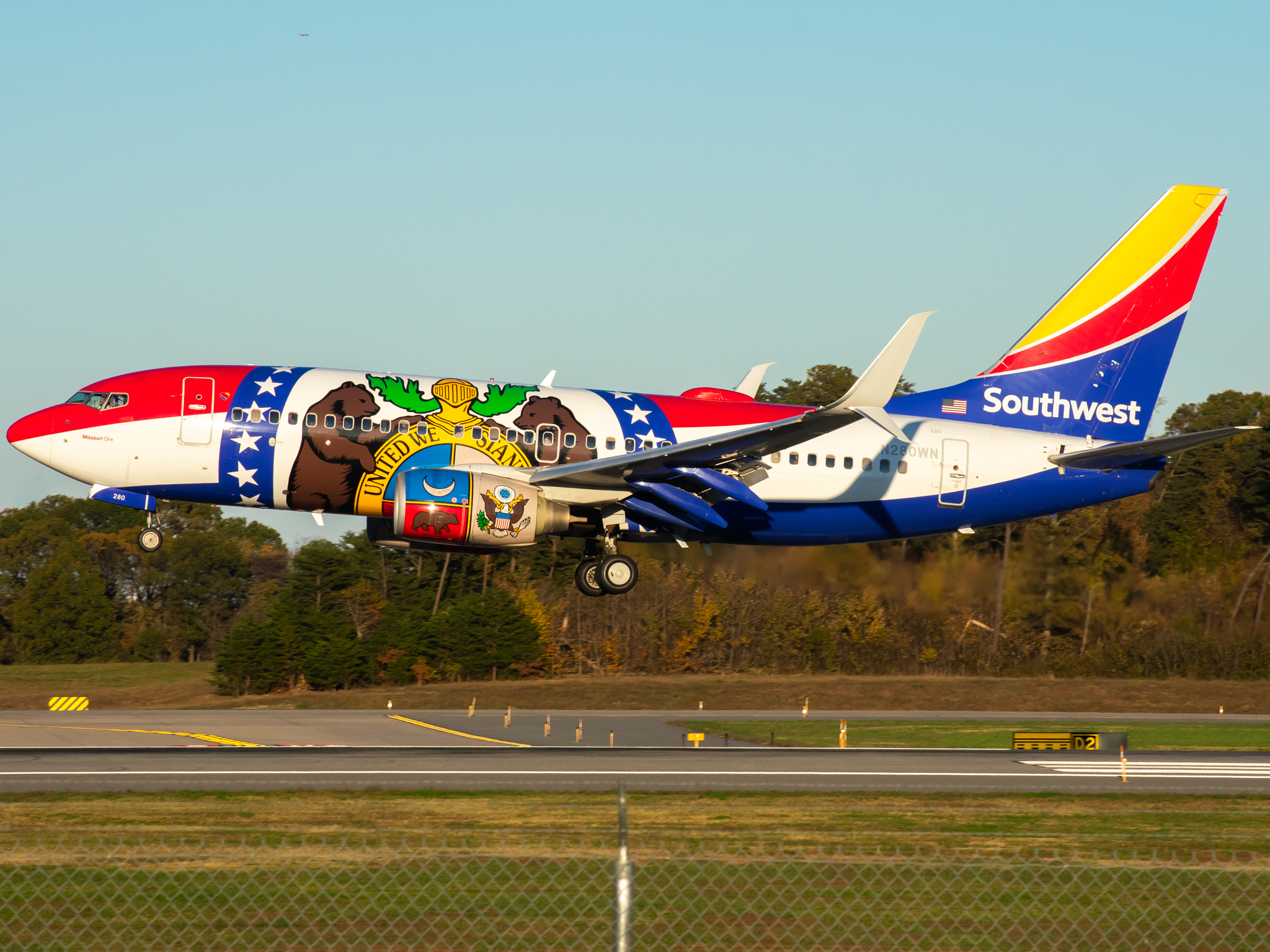 Full size: Southwest Airlines Boeing 737-700 N280WN at Baltimore/Washington International Thurgood Marshall Airport