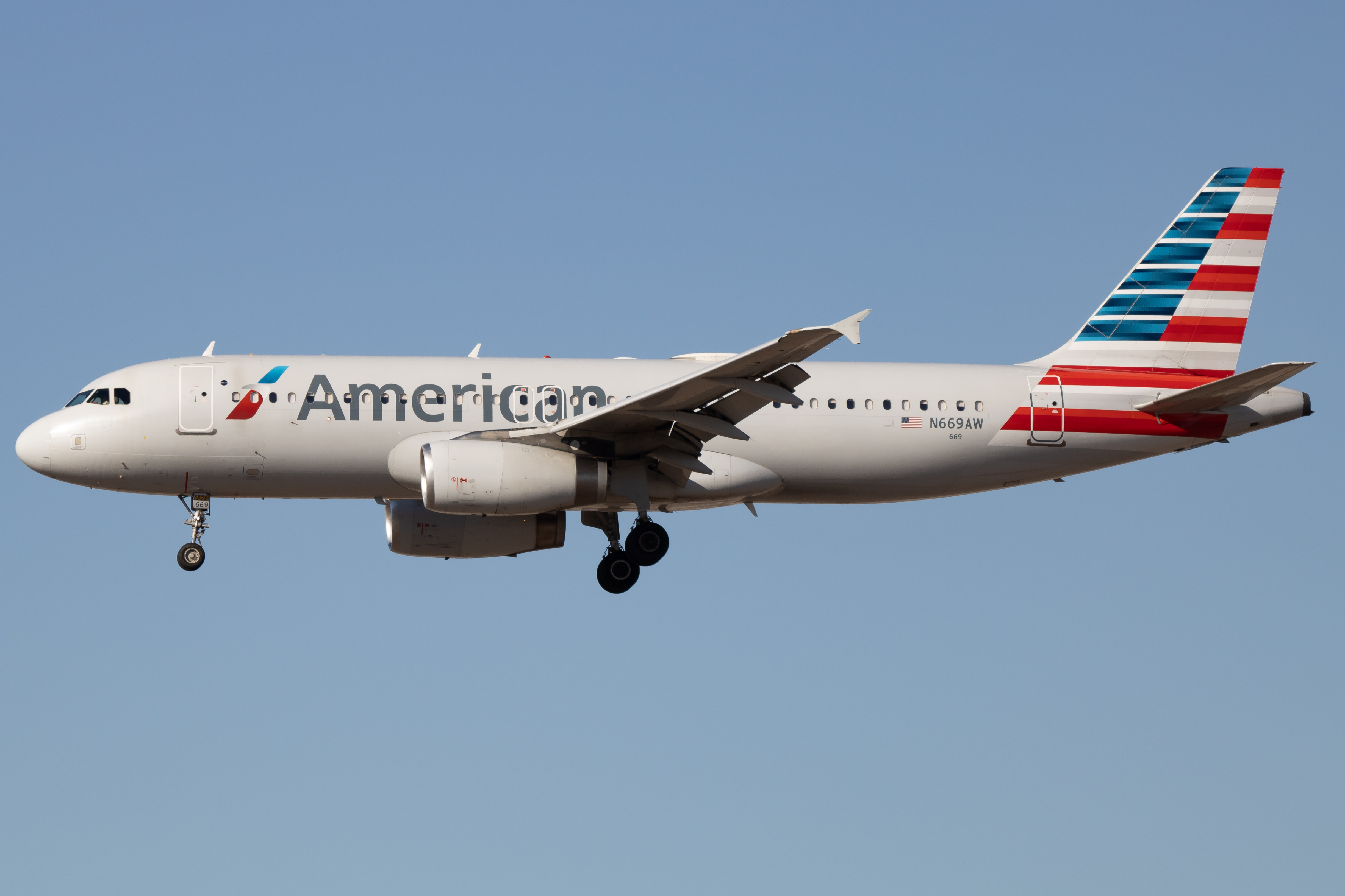Full size: American Airlines Airbus A320 N659AW at Phoenix Sky Harbor International Airport