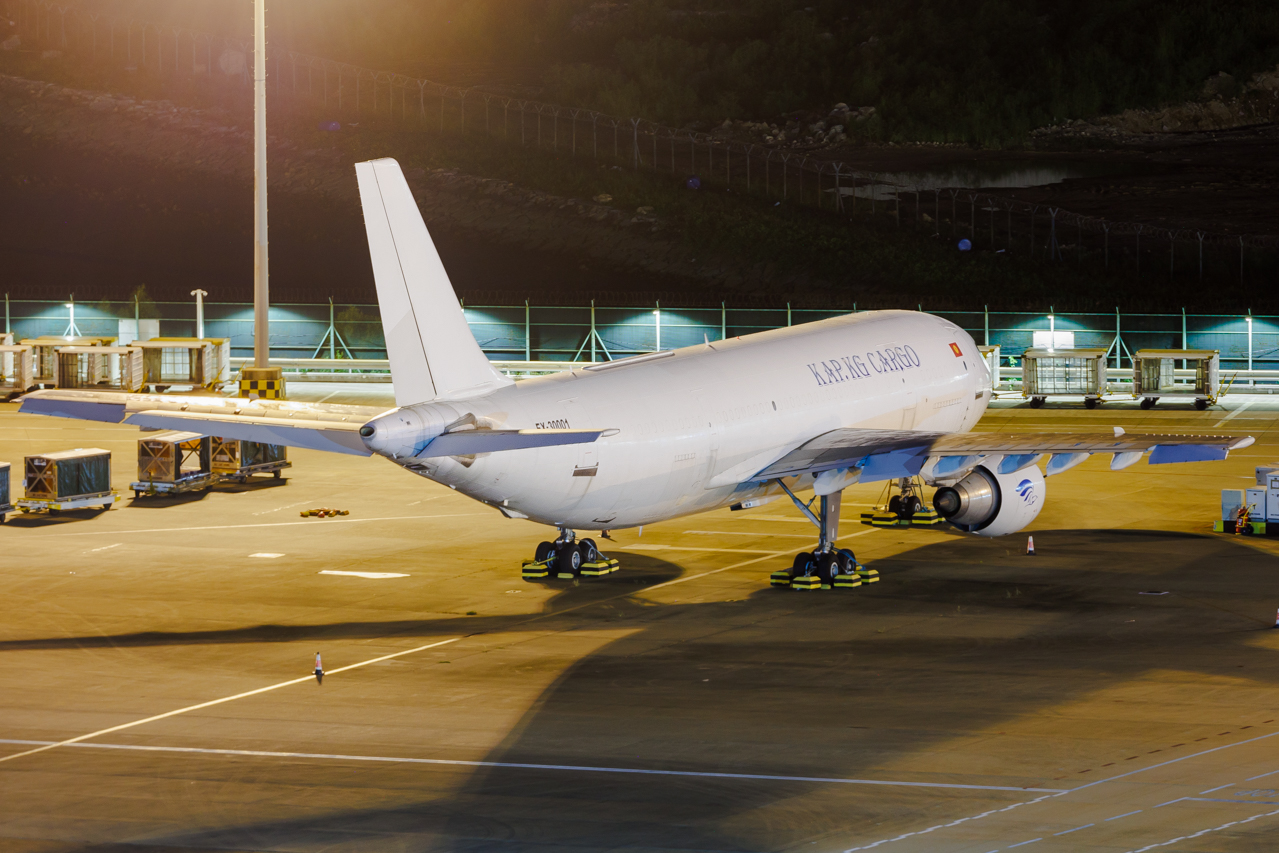 Full size: KAP.KG Cargo Airbus A300B4 EX-30001 at Macau International Airport