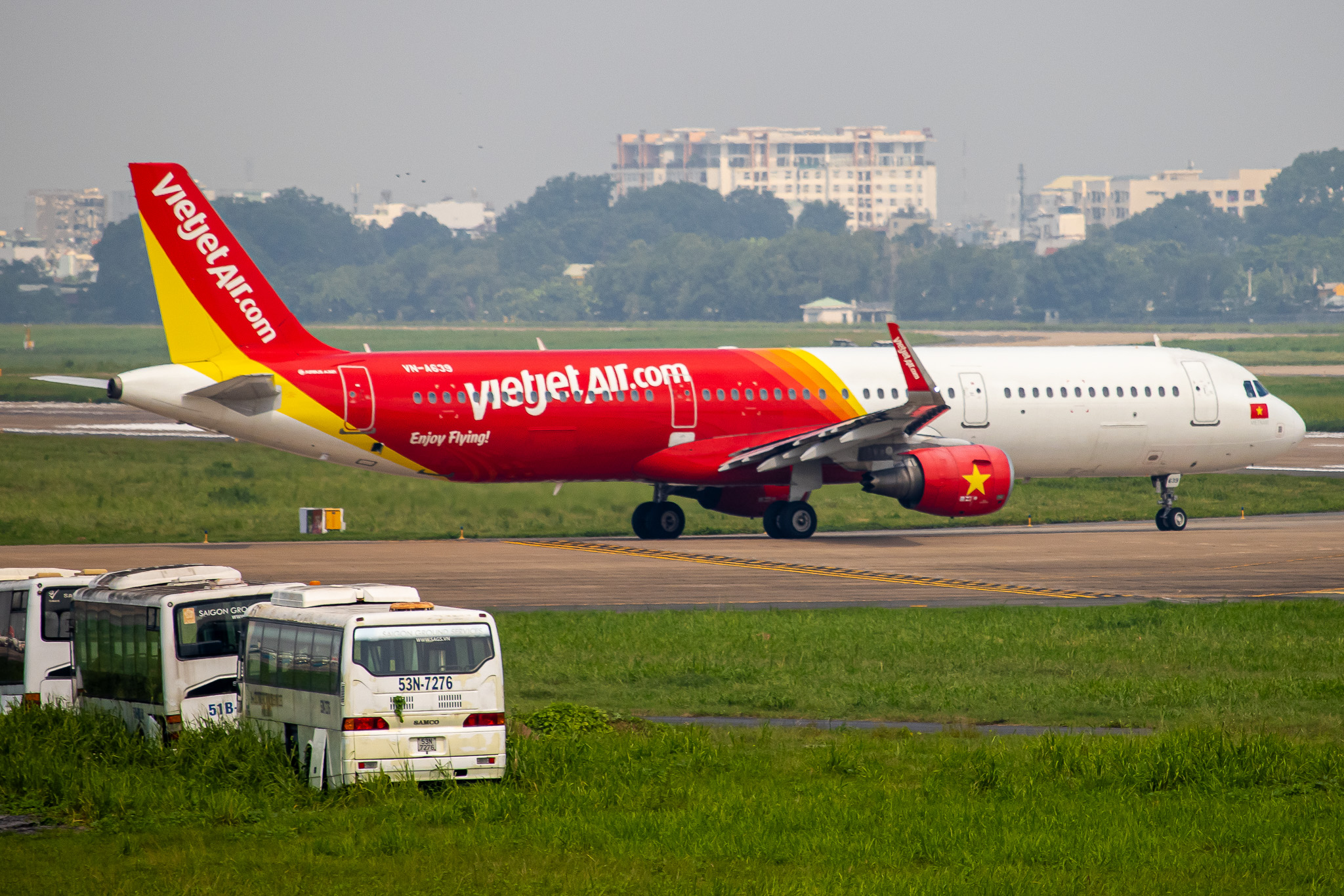 Full size: VietJet Air Airbus A321-200 VN-A639 at Tan Son Nhat International Airport