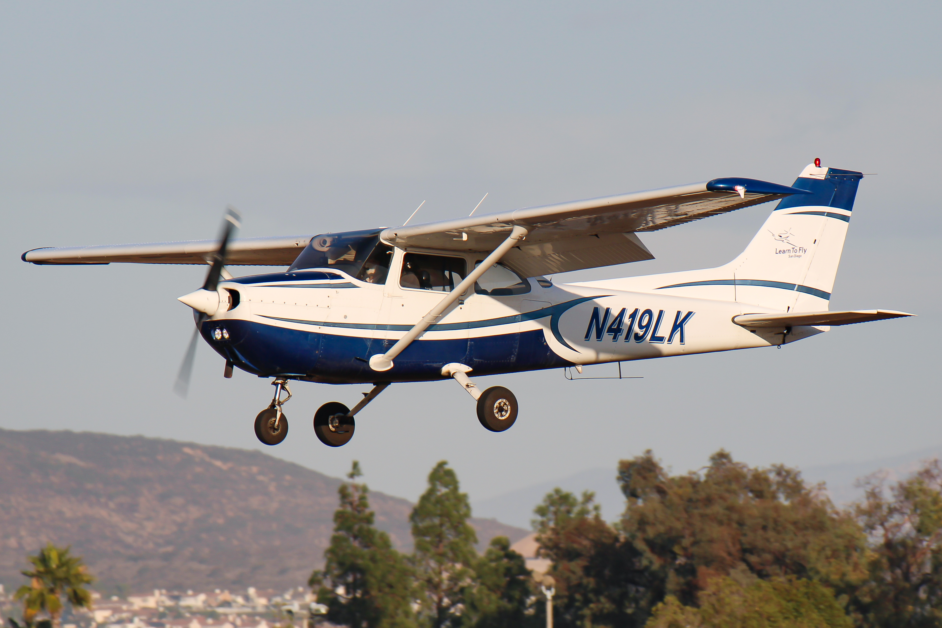 Full size: Learn to Fly San Diego Cessna 172 N419LK at Montgomery-Gibbs Executive Airport