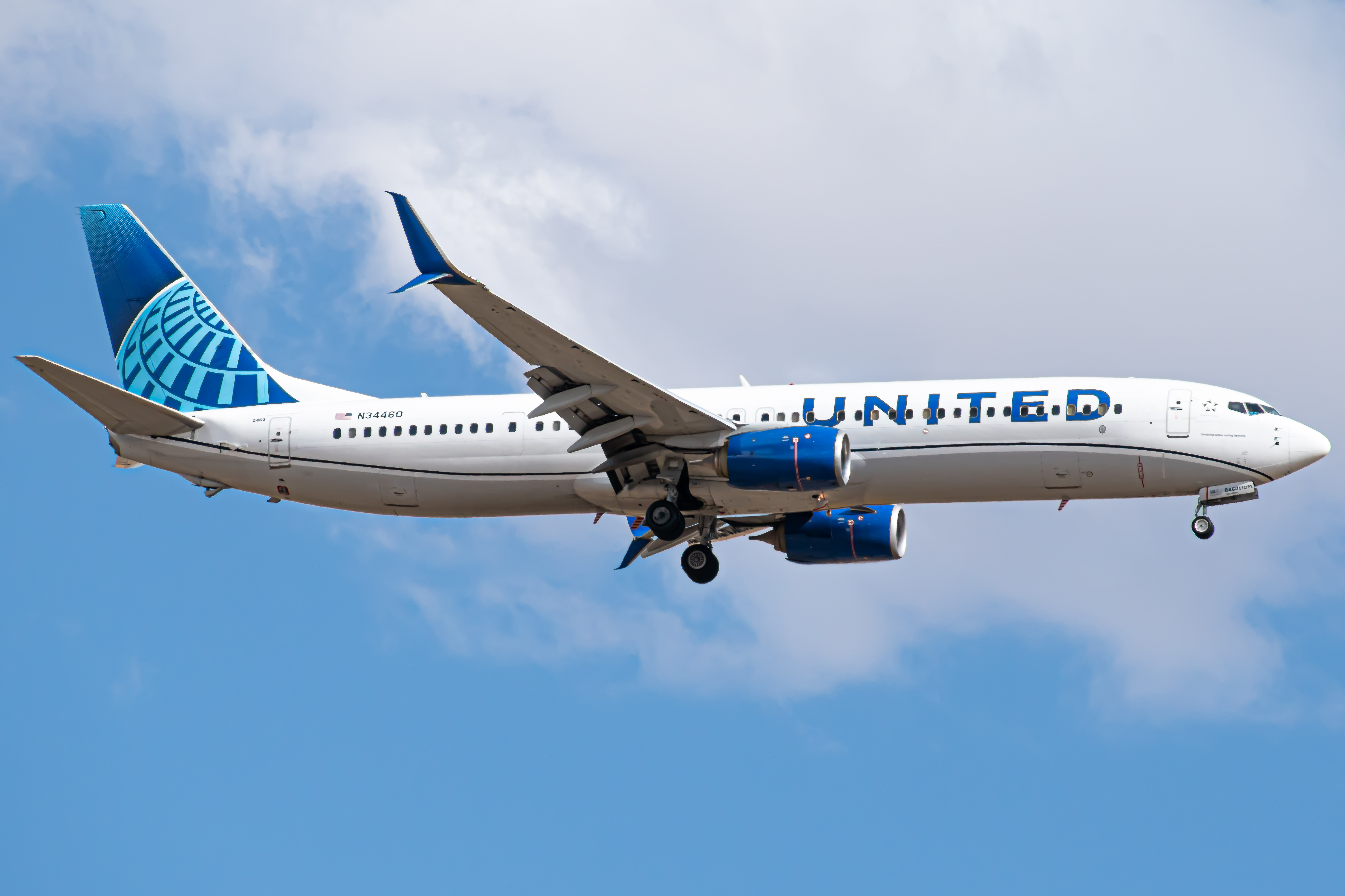 Full size: United Airlines Boeing 737-900 N34460 at Denver International Airport