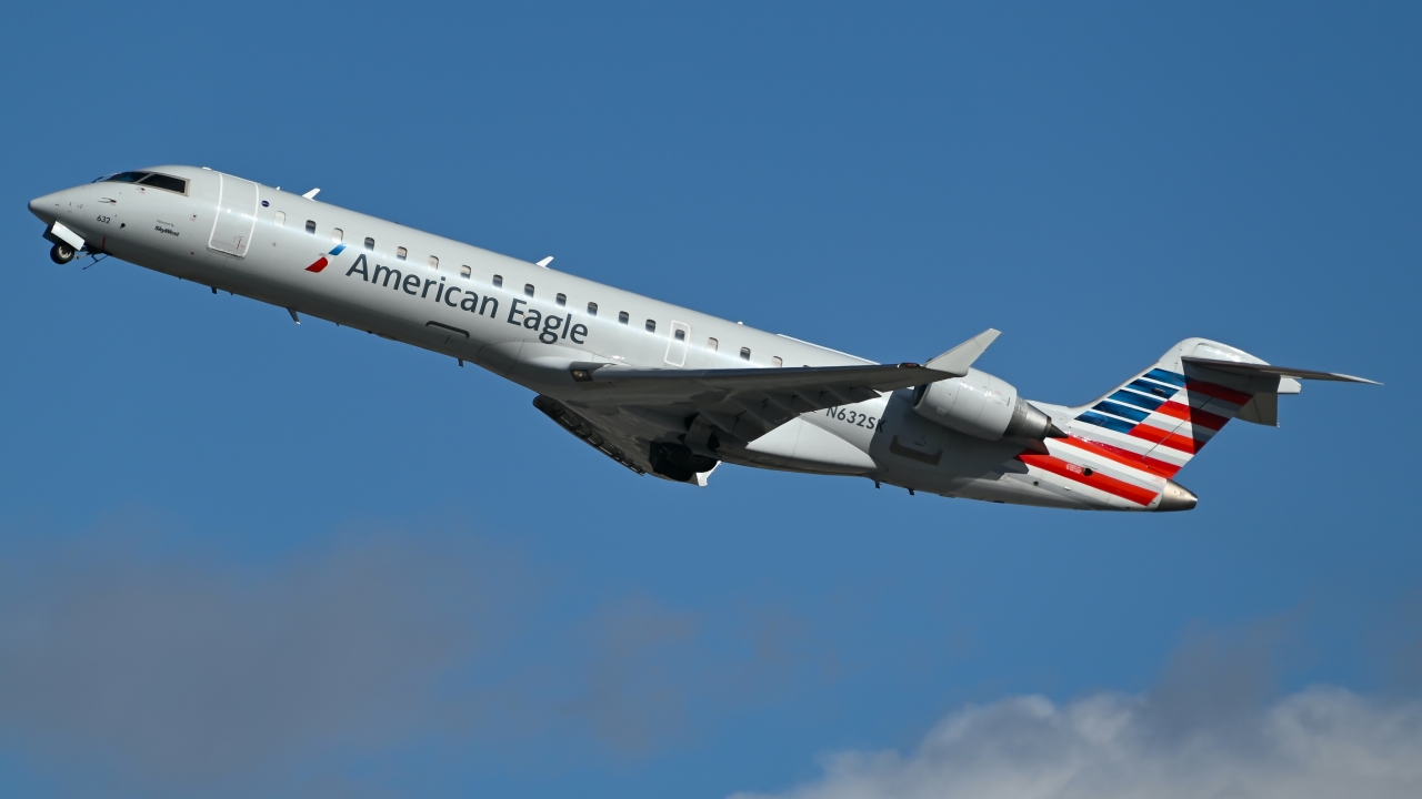 Full size: American Eagle Mitsubishi CRJ-700 N632SK at Reno/Tahoe International Airport