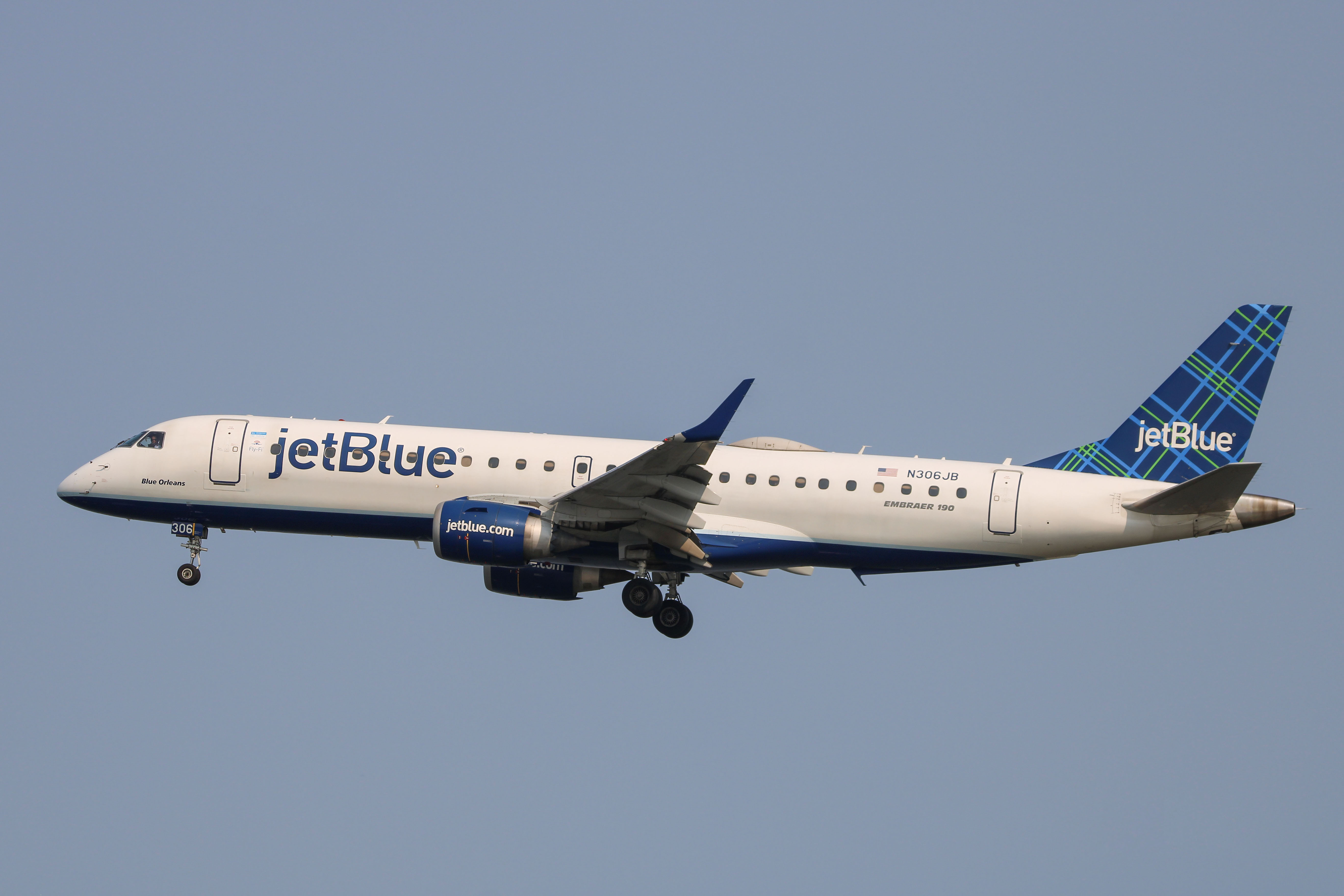Full size: JetBlue Airways Embraer E190 N306JB at Ronald Reagan National Airport
