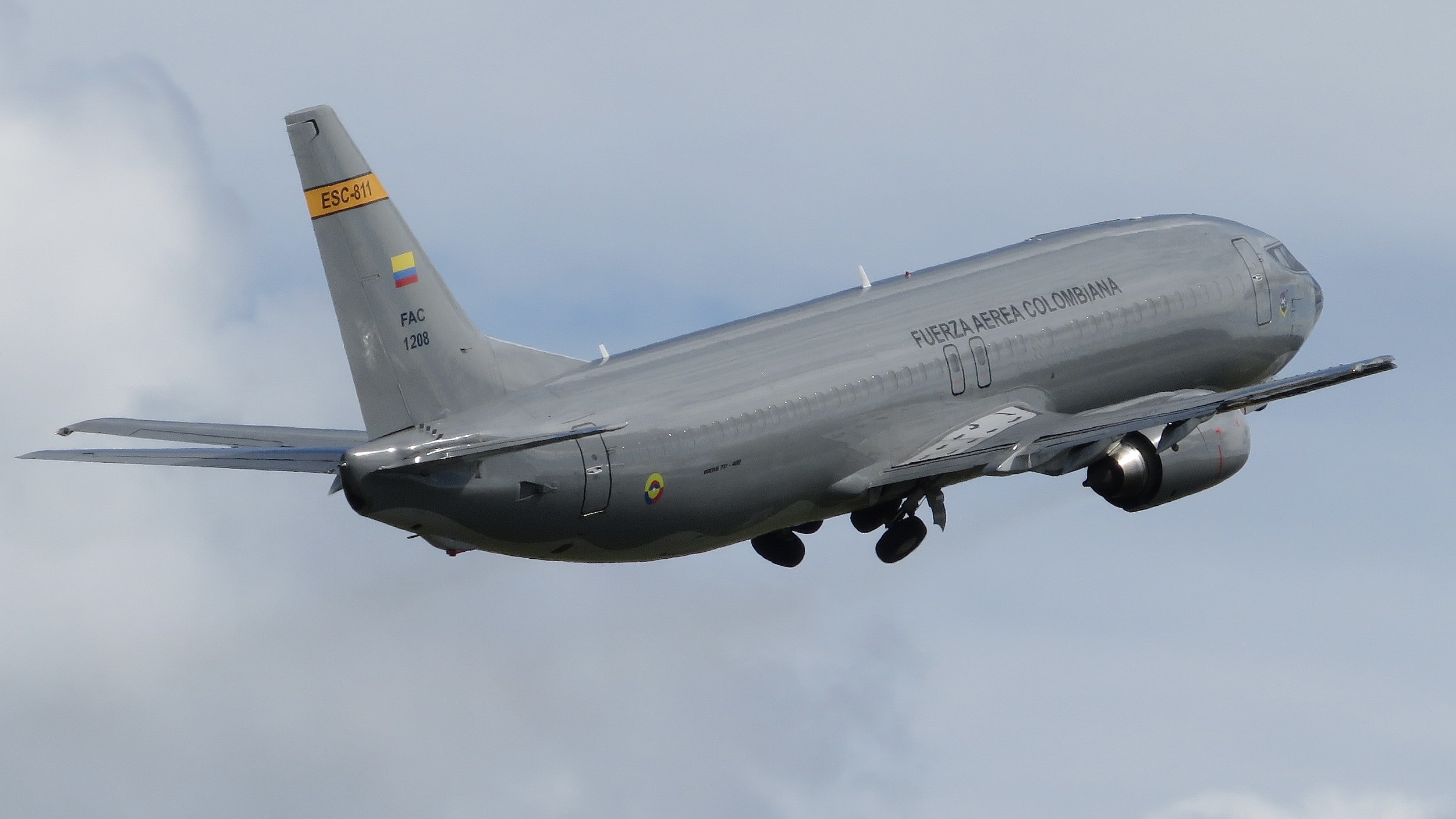 Full size: Columbian Air Force Boeing 737-400F FAC1208 at Orlando International Airport