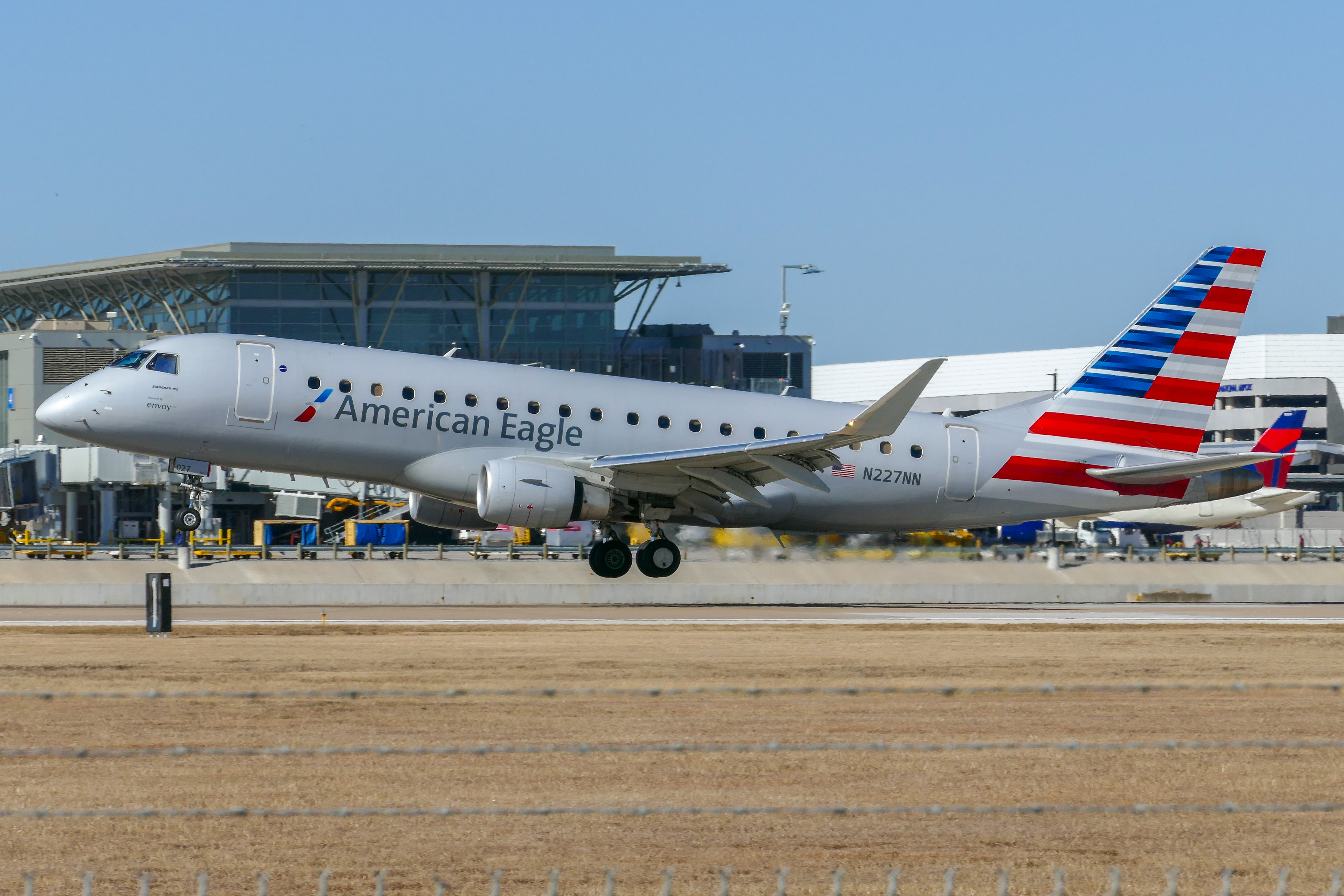 Full size: Envoy Air Embraer E175 N227NN at Austin-Bergstrom International Airport