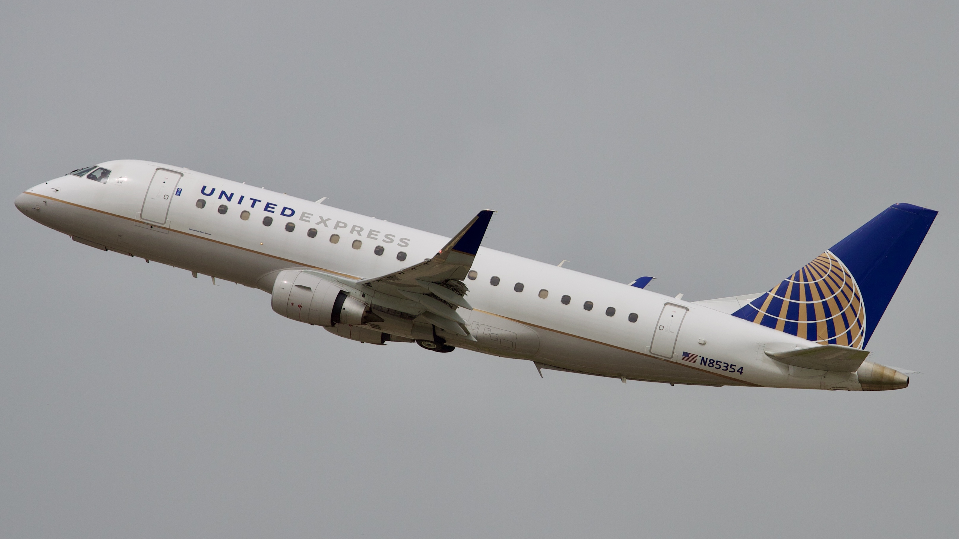 Full size: United Express Embraer E175 N85354 at Houston-George Bush Intercontinental Airport