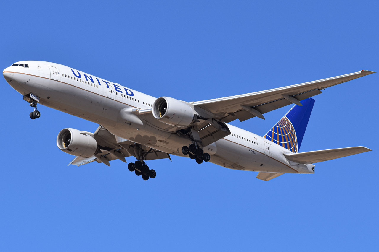 Full size: United Airlines Boeing 777-200 N772UA at Denver International Airport