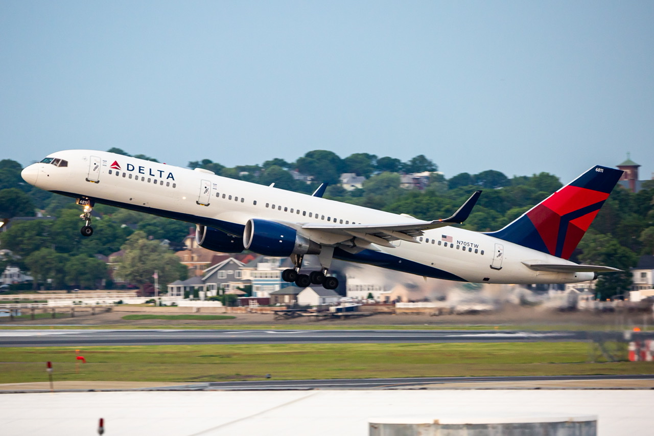 Full size: Delta Airlines Boeing 757-200 N705TW at General Edward Lawrence Logan International Airport