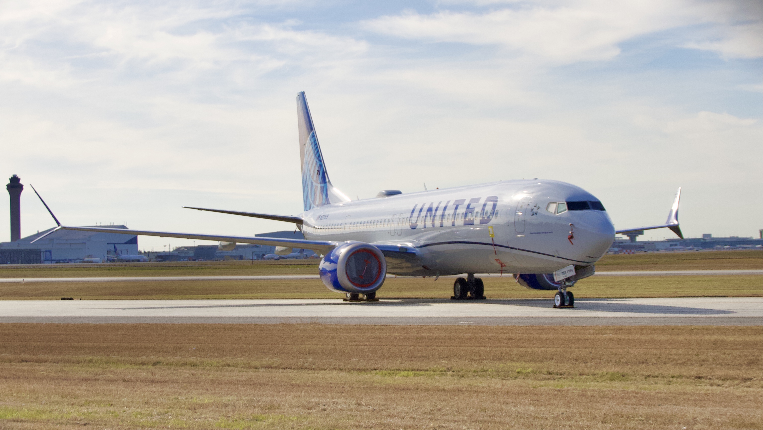 Full size: United Airlines Boeing 737 MAX 9 N27519 at Houston-George Bush Intercontinental Airport