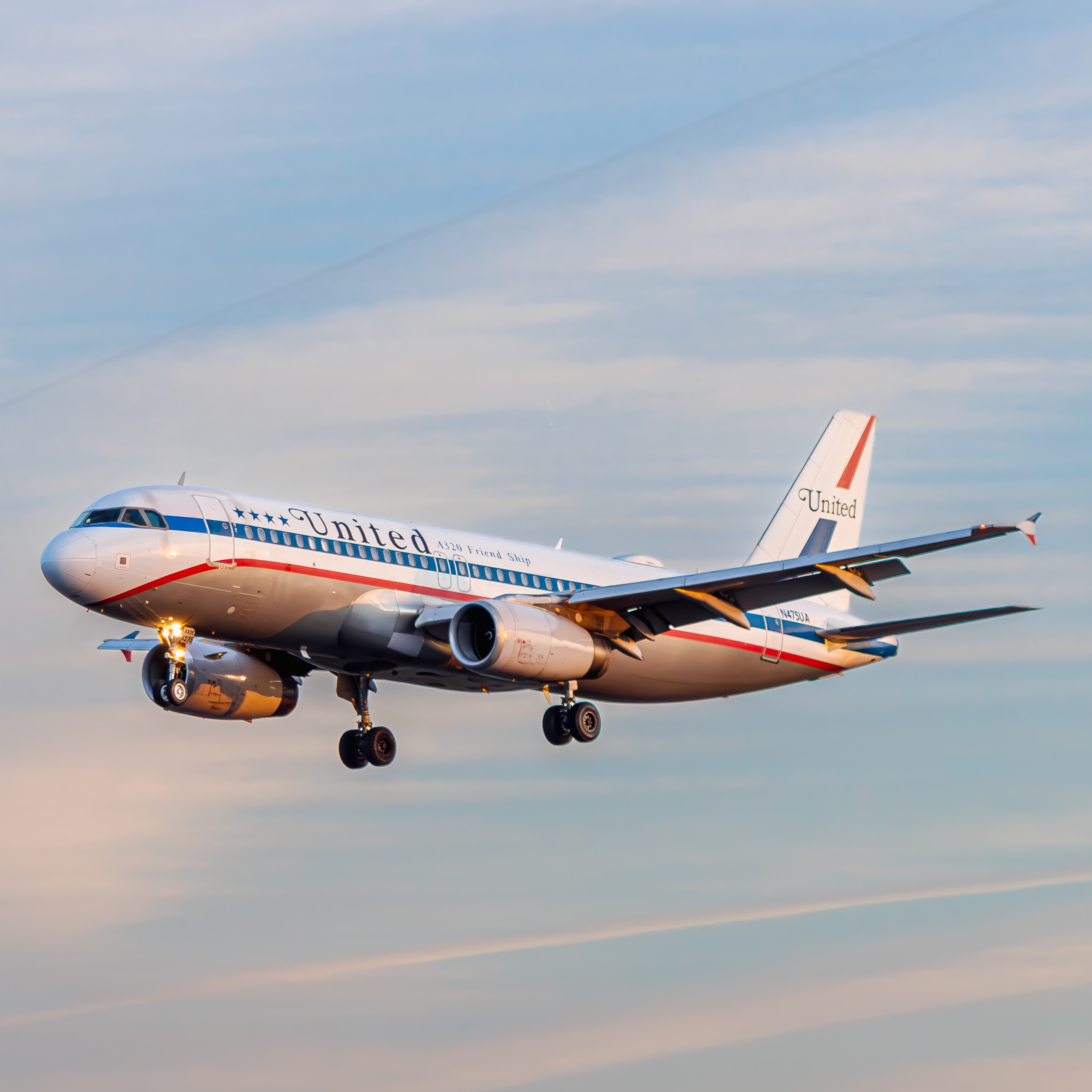 Full size: United Airlines Airbus A320 N475UA at Roberts Field Airport