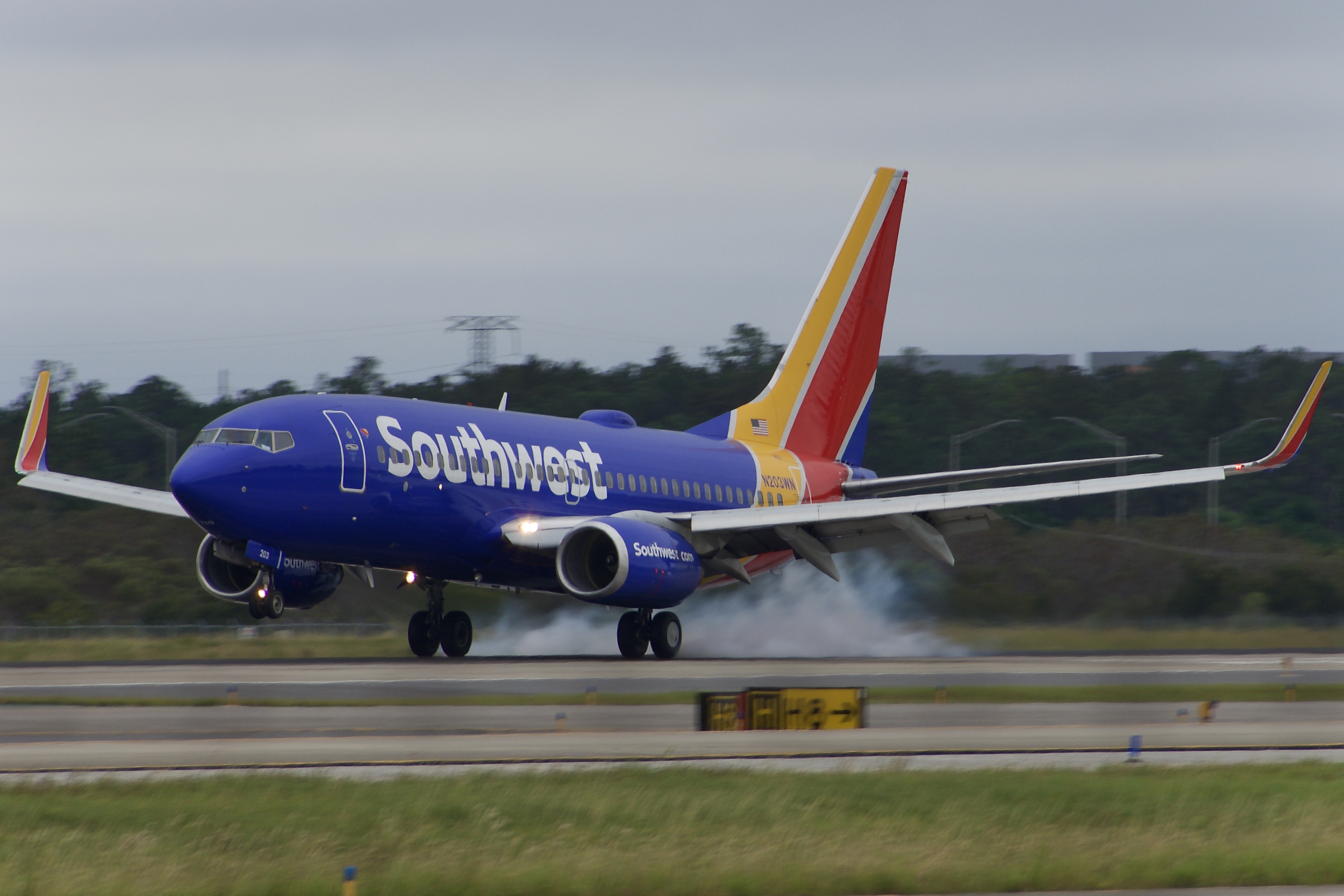 Full size: Southwest Airlines Boeing 737-700 N203WN at Orlando International Airport