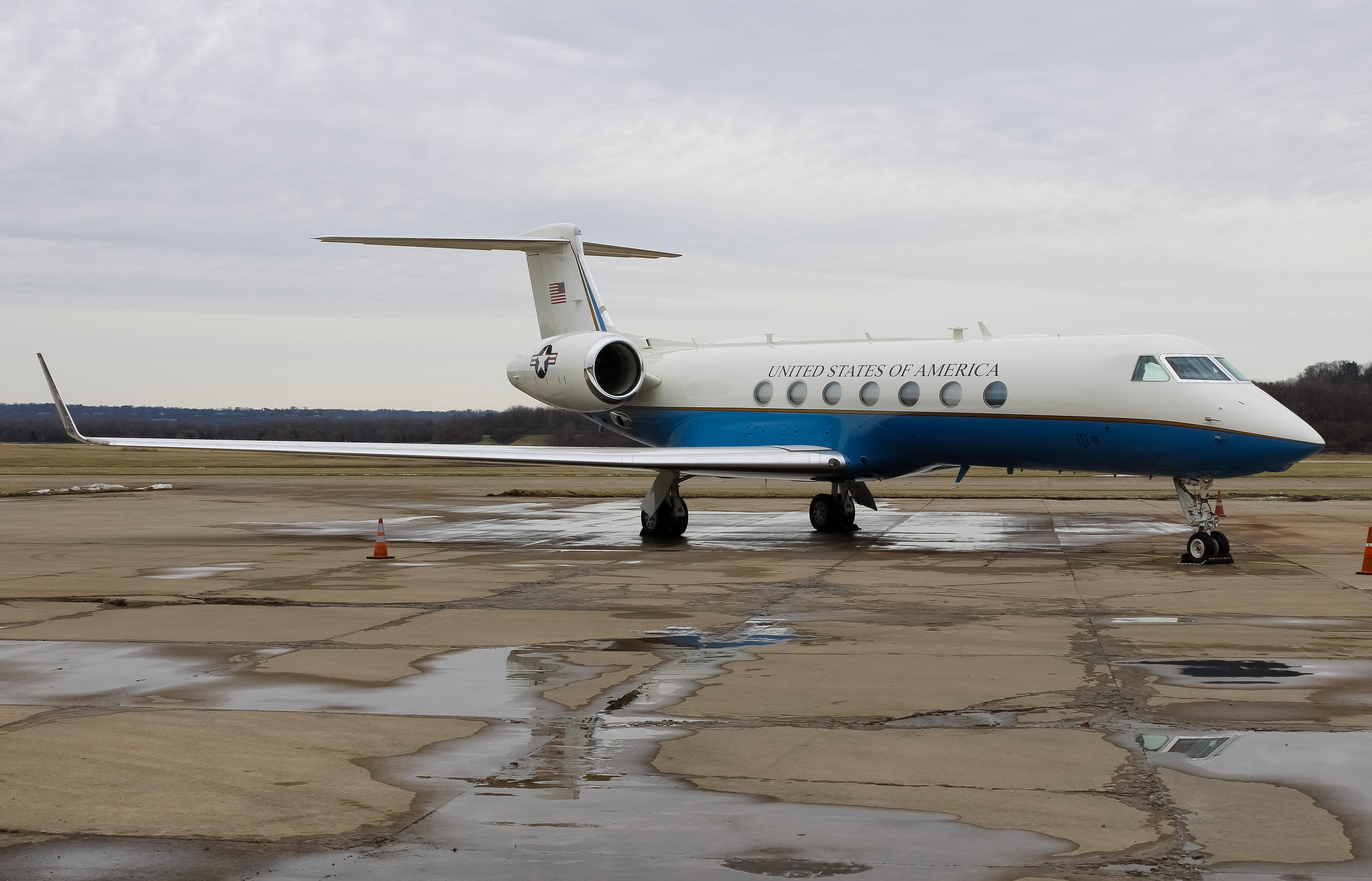 Full size: USAF - United States Air Force Gulfstream C-37 09-0525 at Cincinnati Municipal Airport/Lunken Field