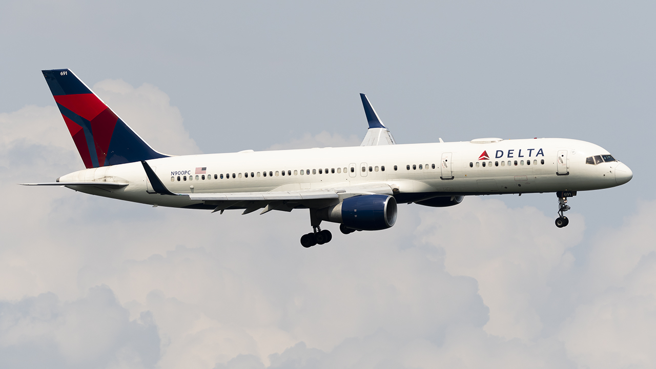 Full size: Delta Airlines Boeing 757-200 N900PC at Ronald Reagan National Airport